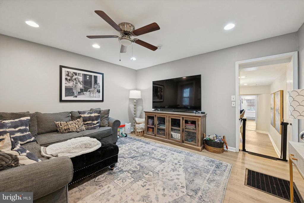 305 W CHESTNUT STREET