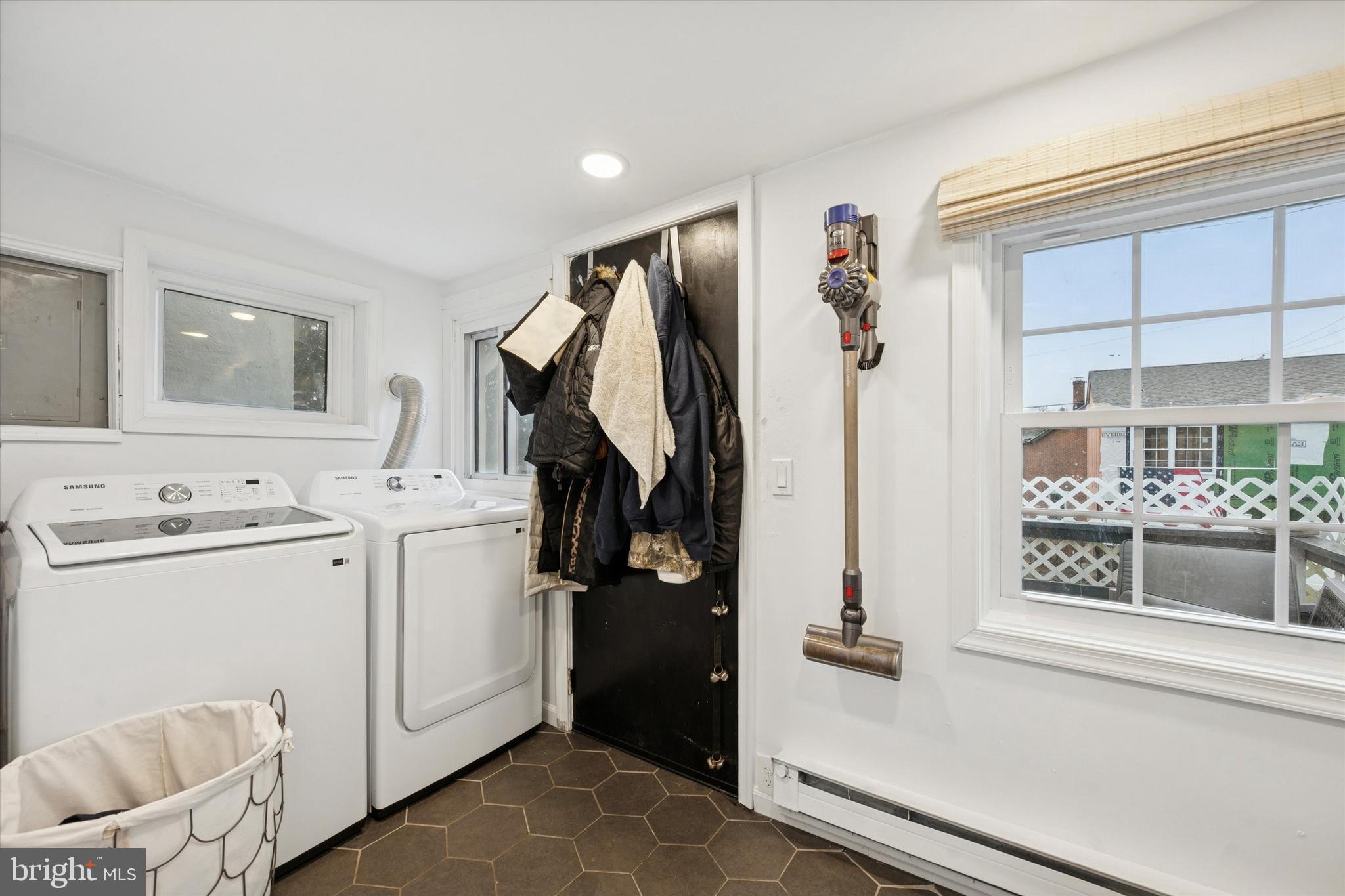 305 W CHESTNUT STREET