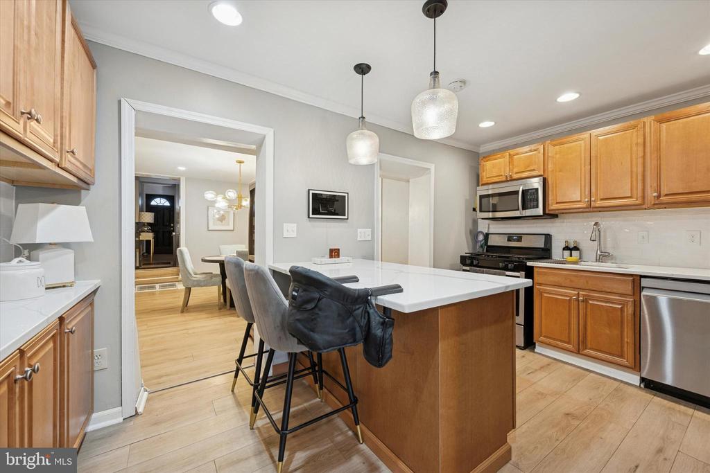 305 W CHESTNUT STREET