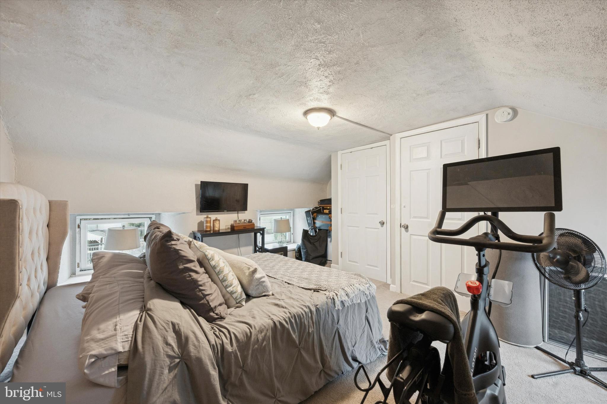 305 W CHESTNUT STREET