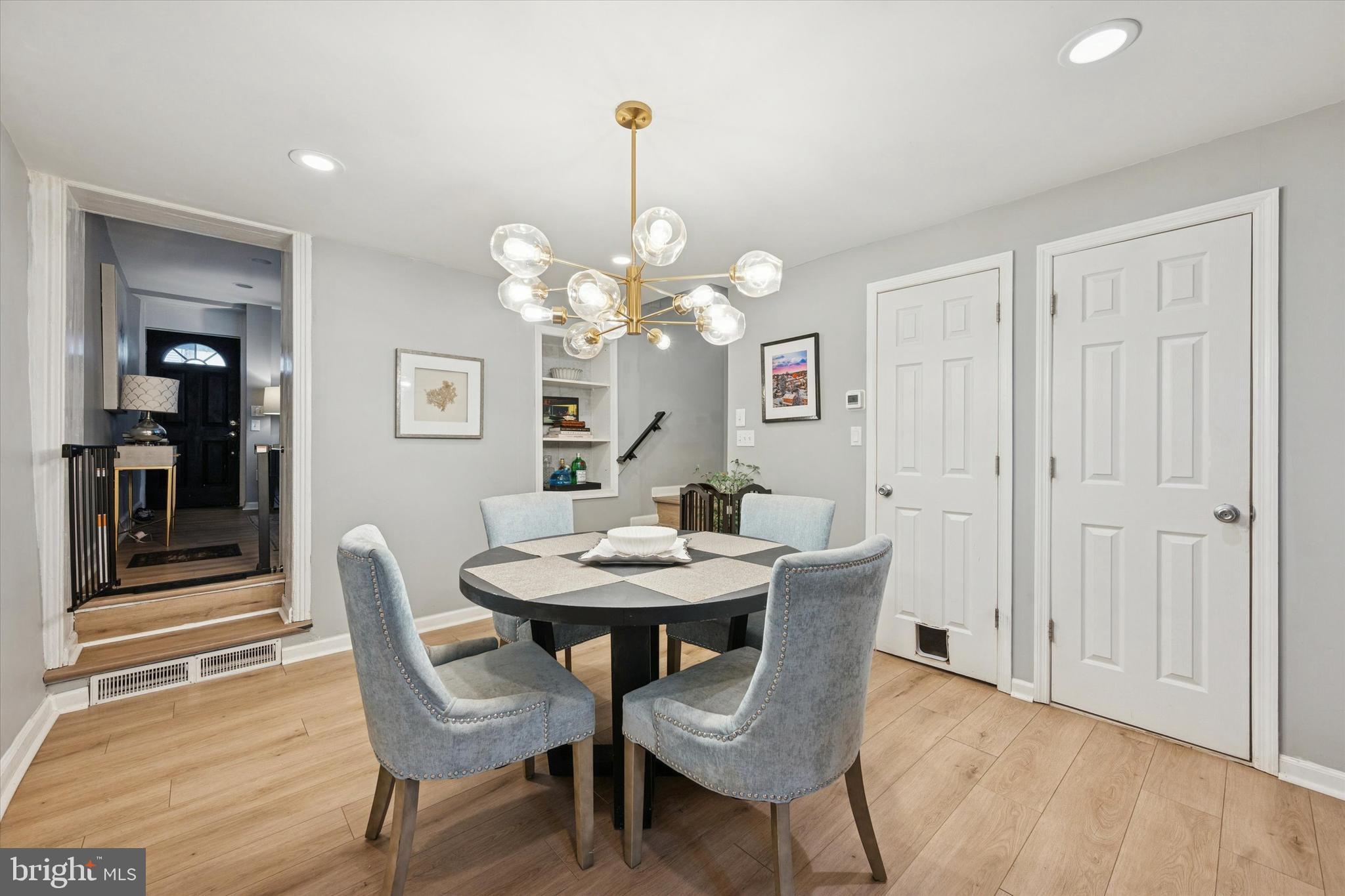 305 W CHESTNUT STREET