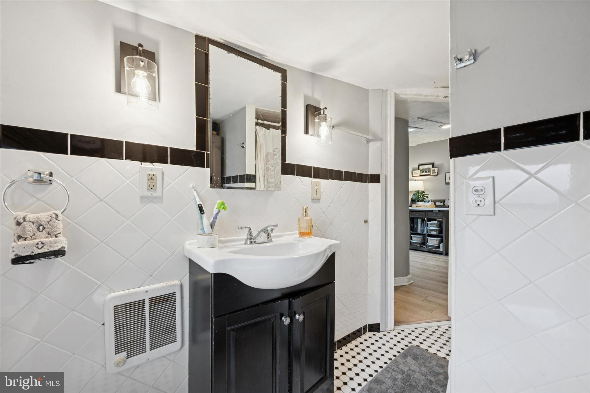 305 W CHESTNUT STREET