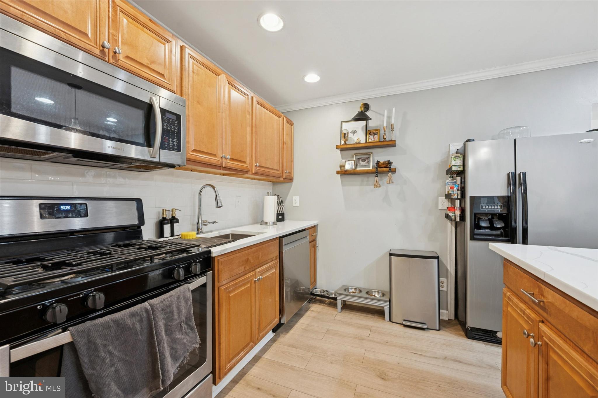 305 W CHESTNUT STREET