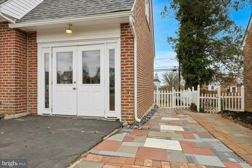 223 Ivy Rock Ln