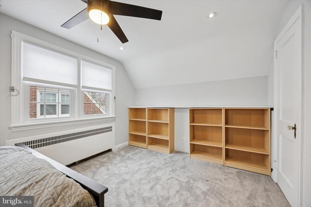 223 Ivy Rock Ln