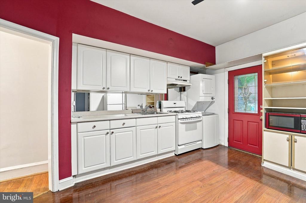 1 ATHENS AVENUE W Unit: C