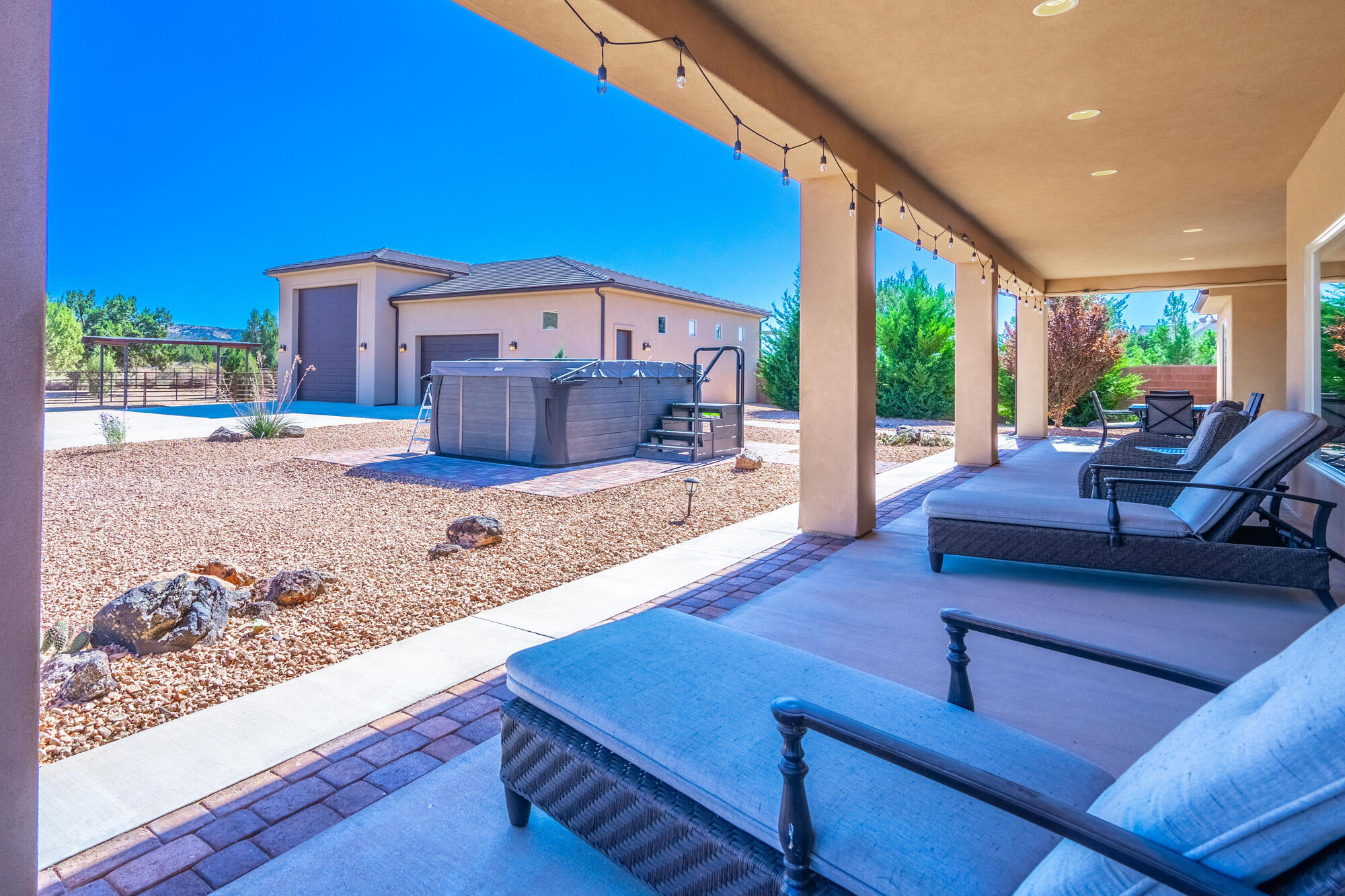 1542 N Canyon Trails DR