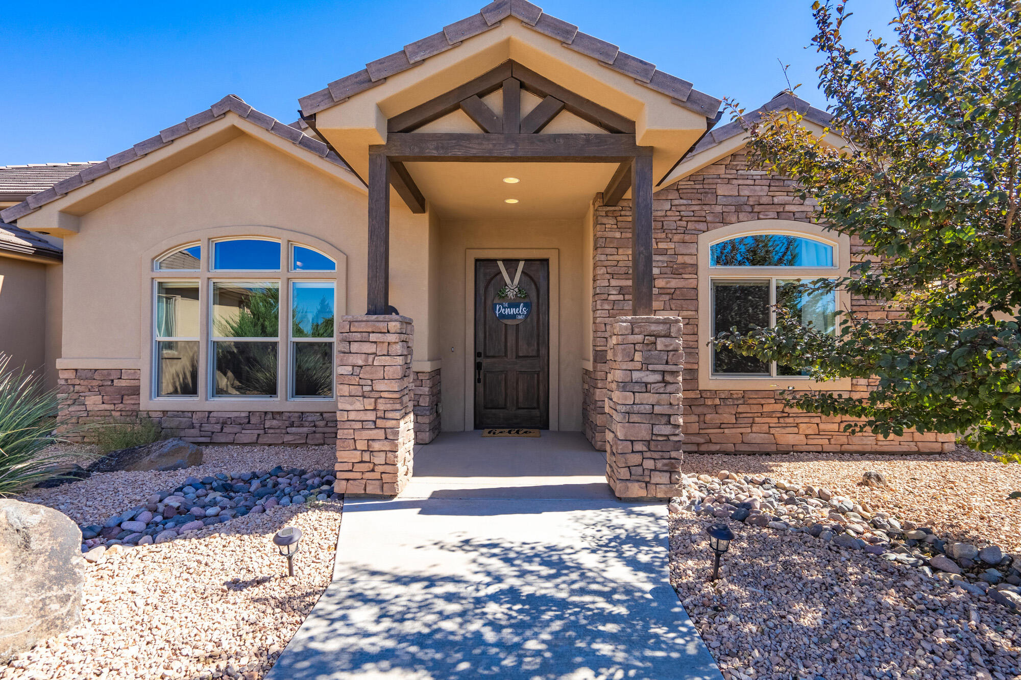 1542 N Canyon Trails DR