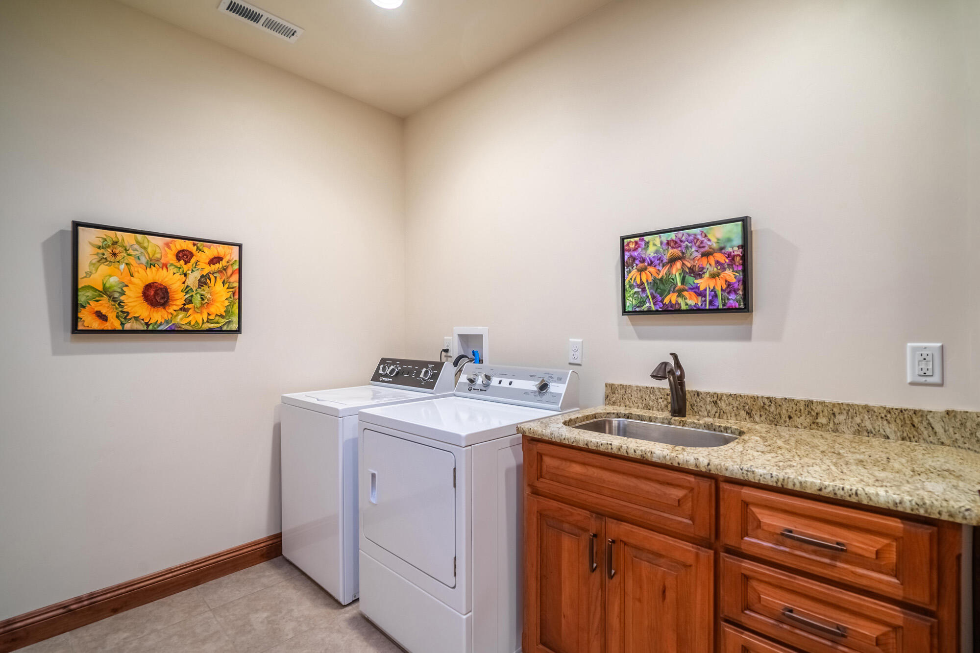 1542 N Canyon Trails DR