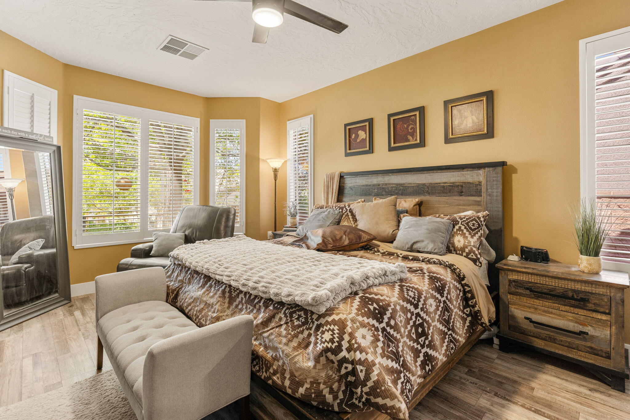 1601 W SUNKISSED DR S