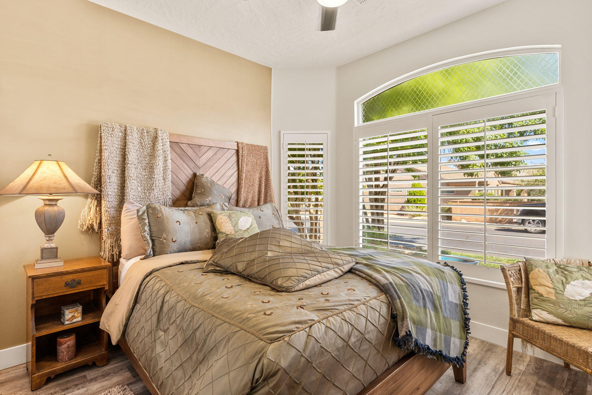 1601 W SUNKISSED DR S