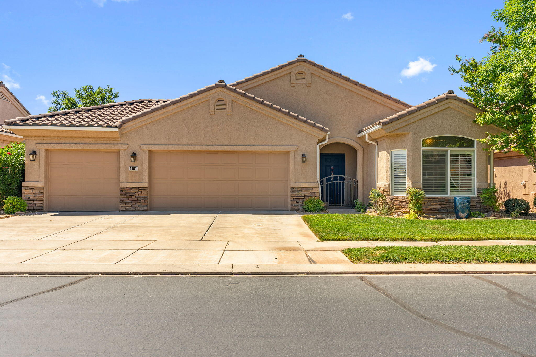 1601 W SUNKISSED DR S