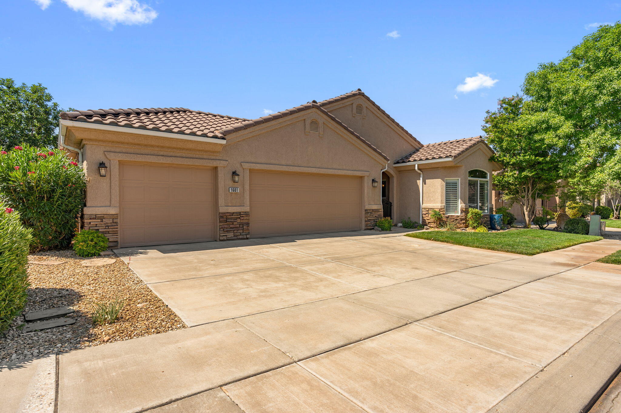 1601 W SUNKISSED DR S