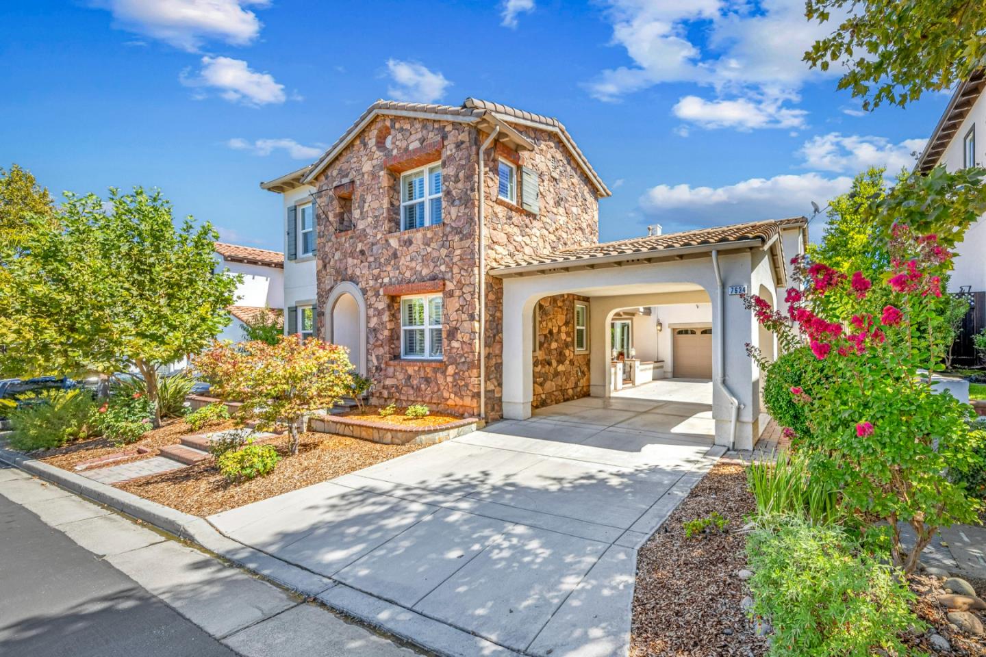 7634 Alister CT