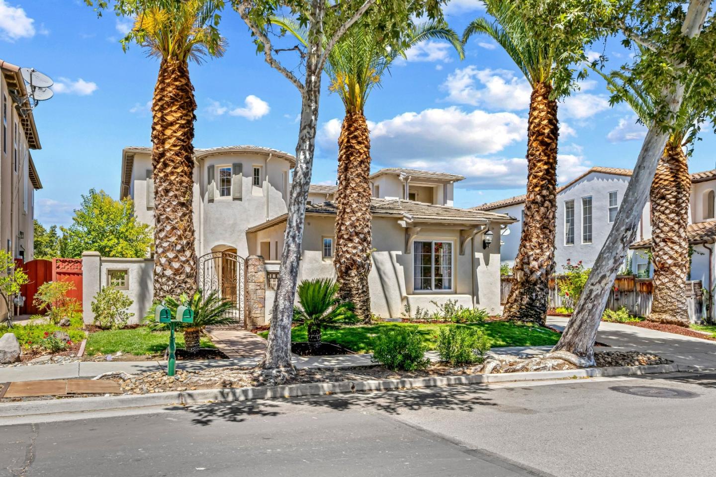 2520 Club DR