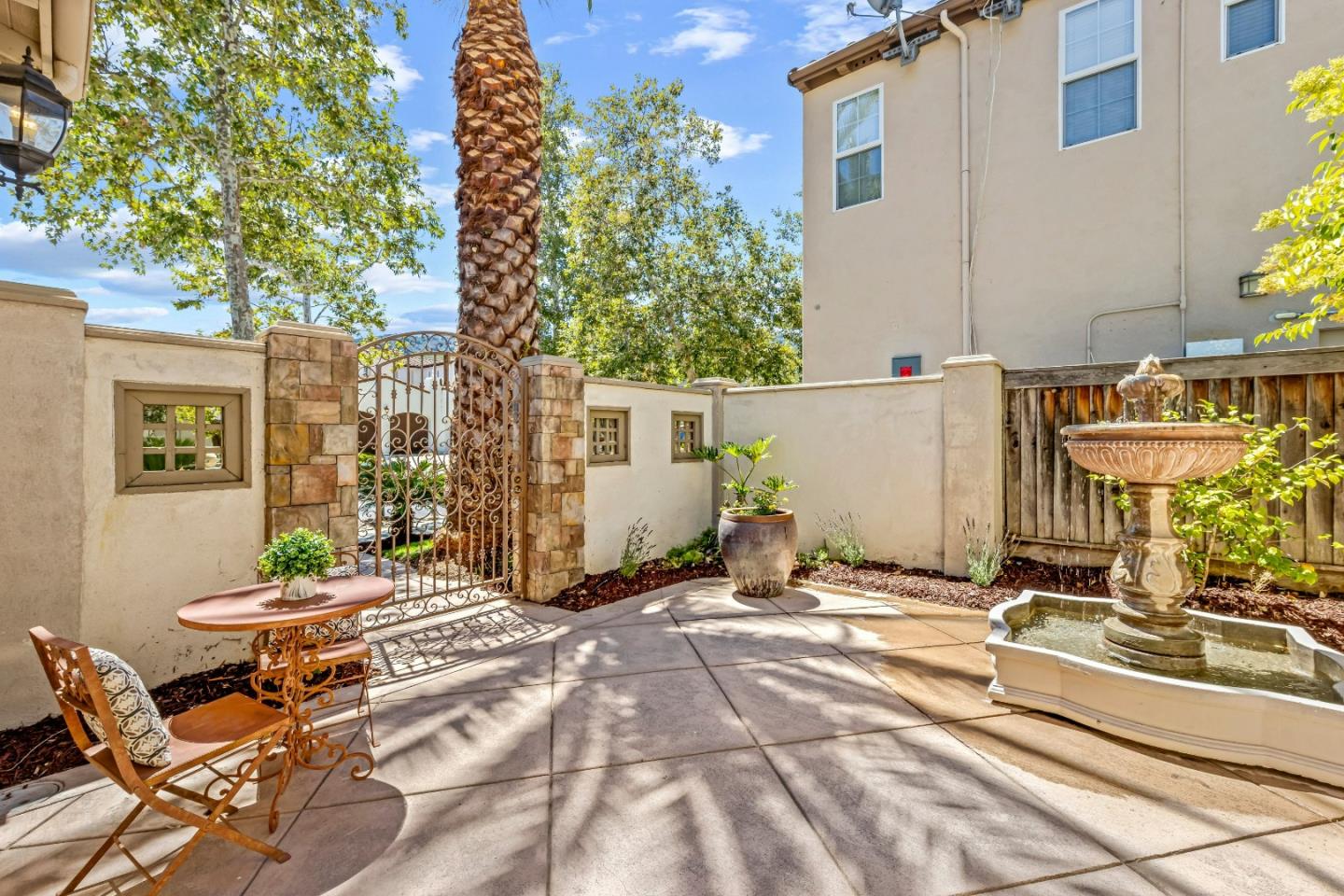 2520 Club DR