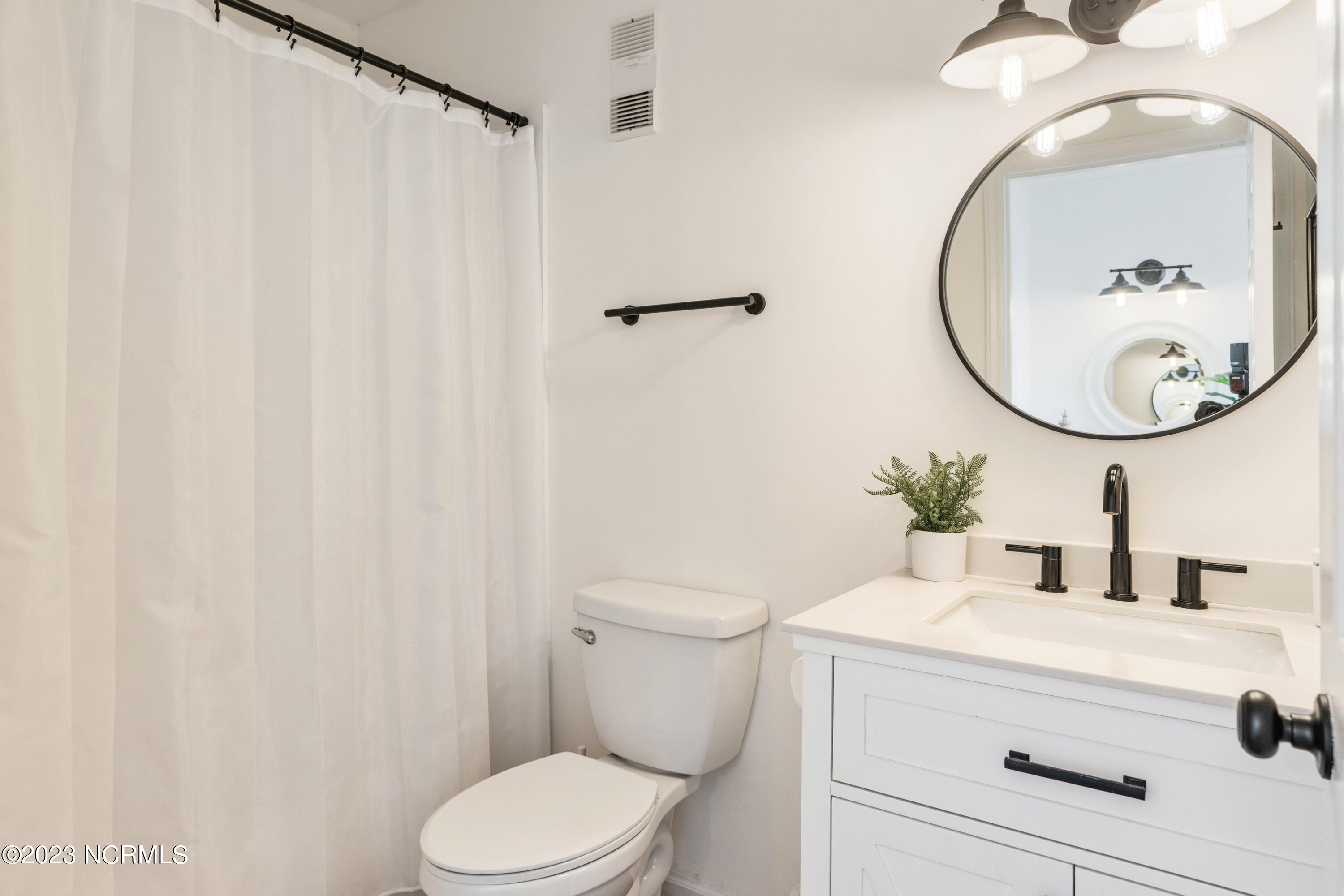 1423 S Lake Park Boulevard, 2b