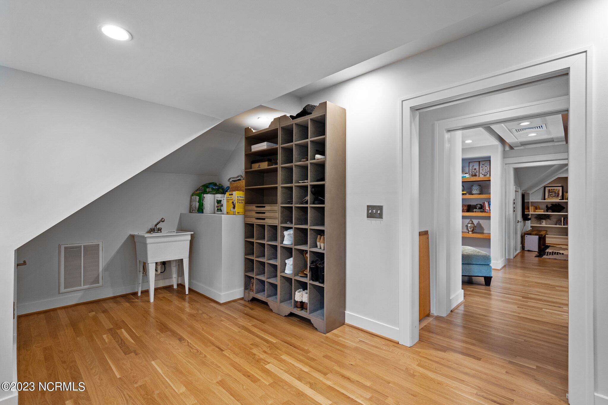 6909 Airlie Oaks Lane