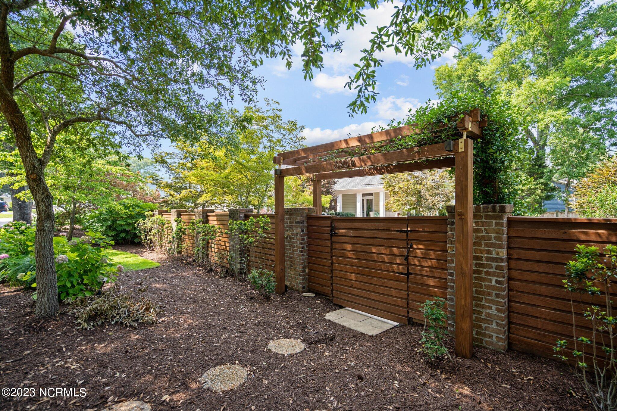 6909 Airlie Oaks Lane