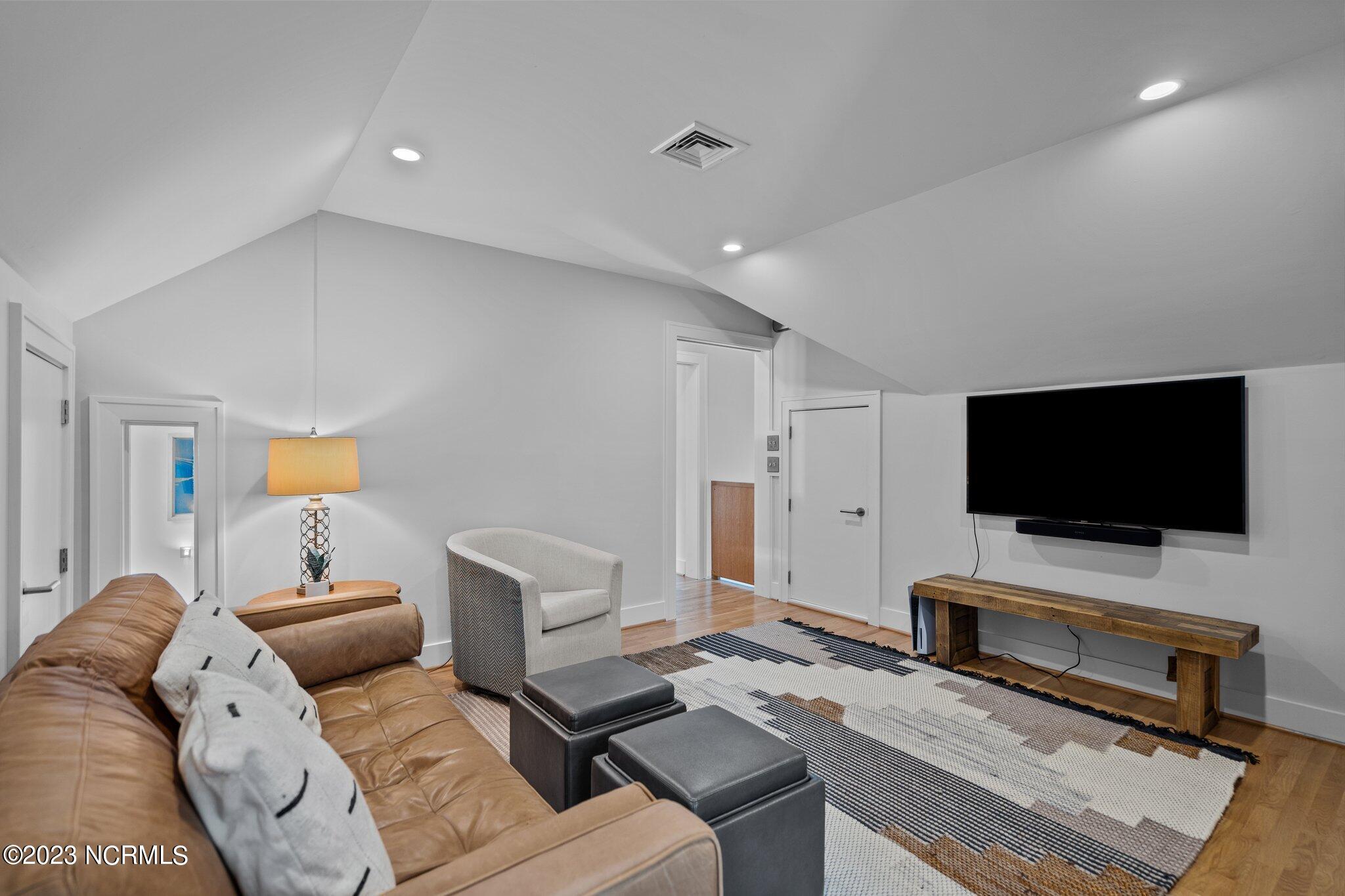 6909 Airlie Oaks Lane