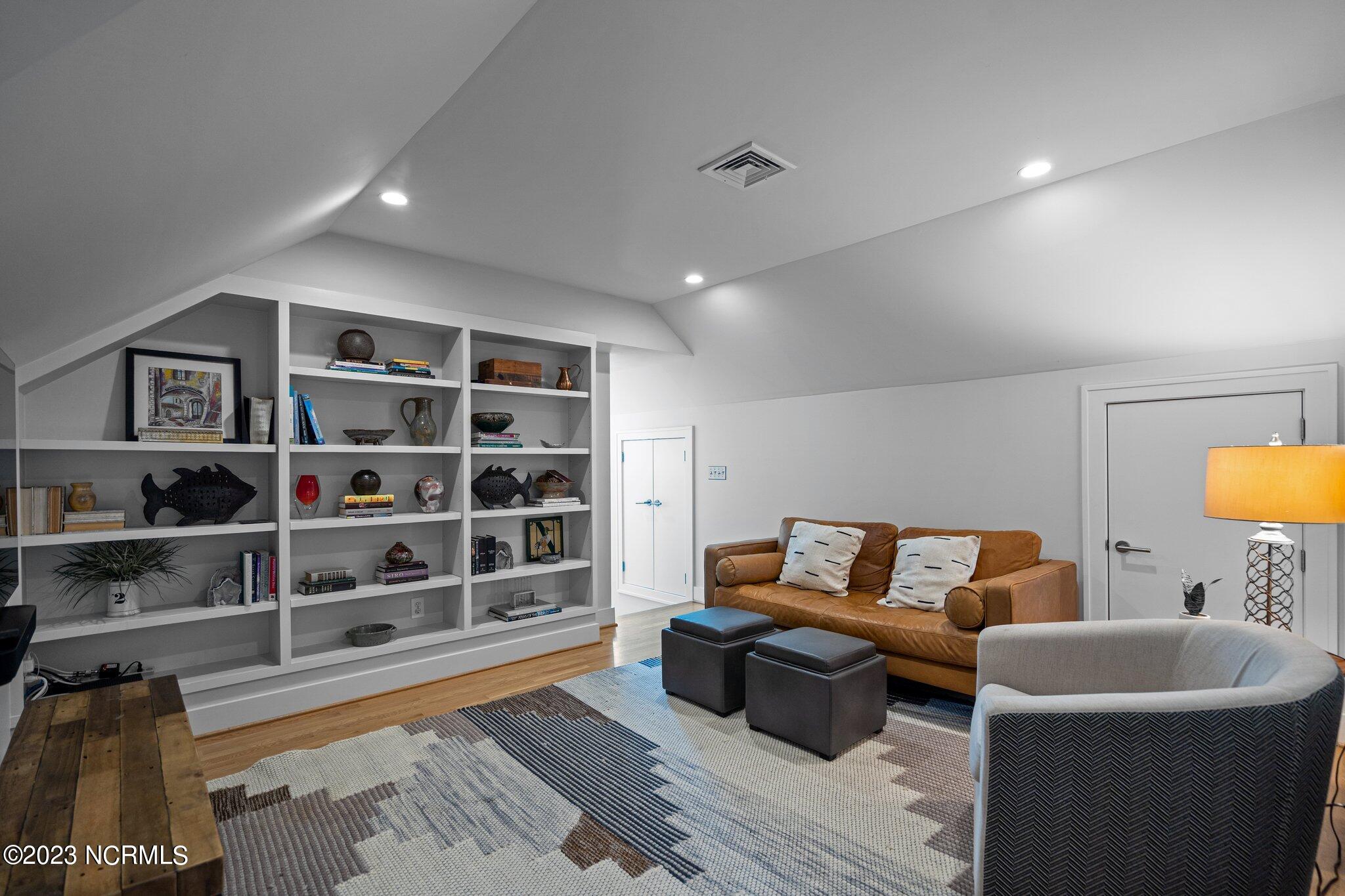 6909 Airlie Oaks Lane