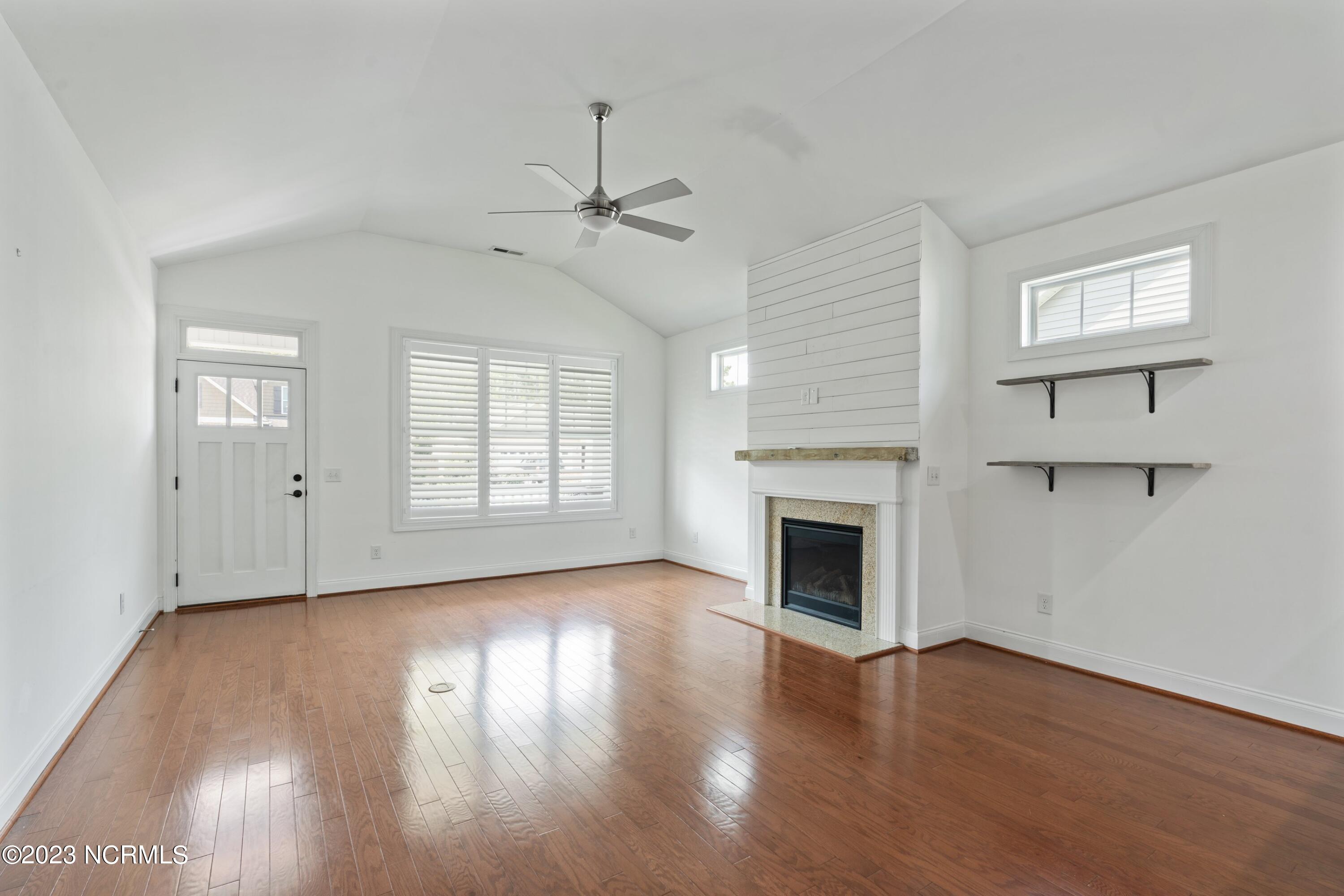 390 Southbend Court NE