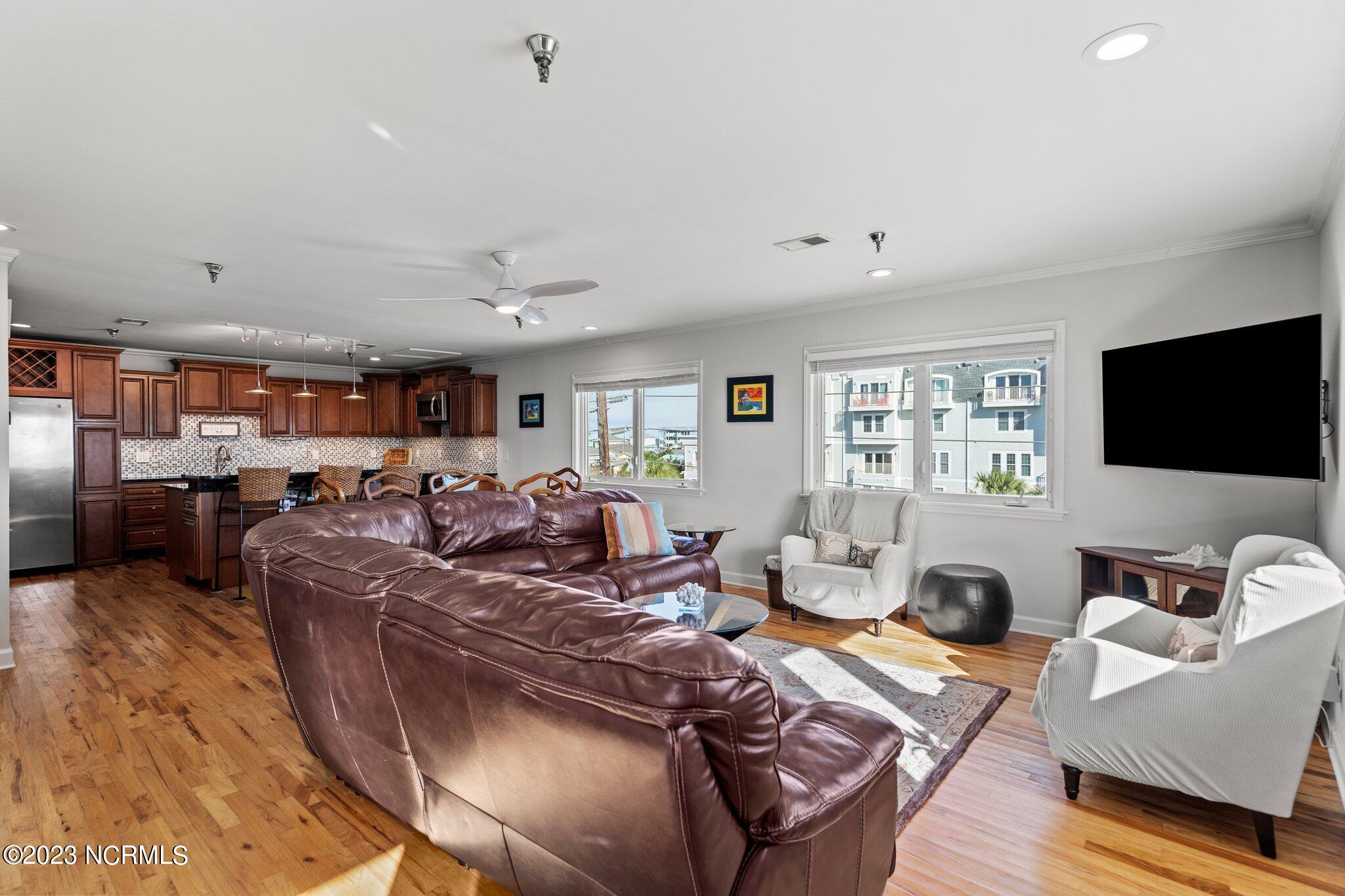 306 S Lake Park Boulevard, Unit 302