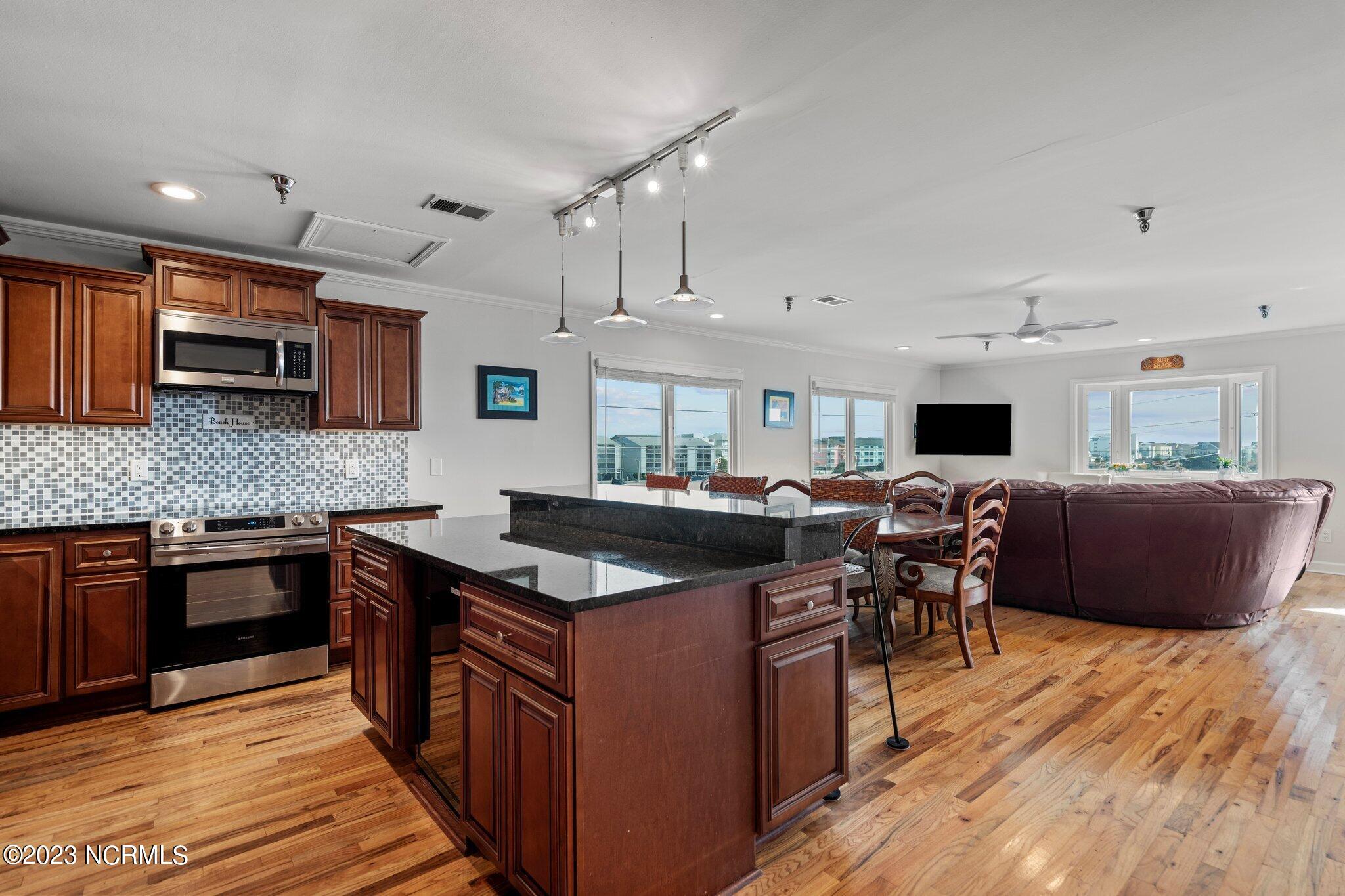 306 S Lake Park Boulevard, Unit 302