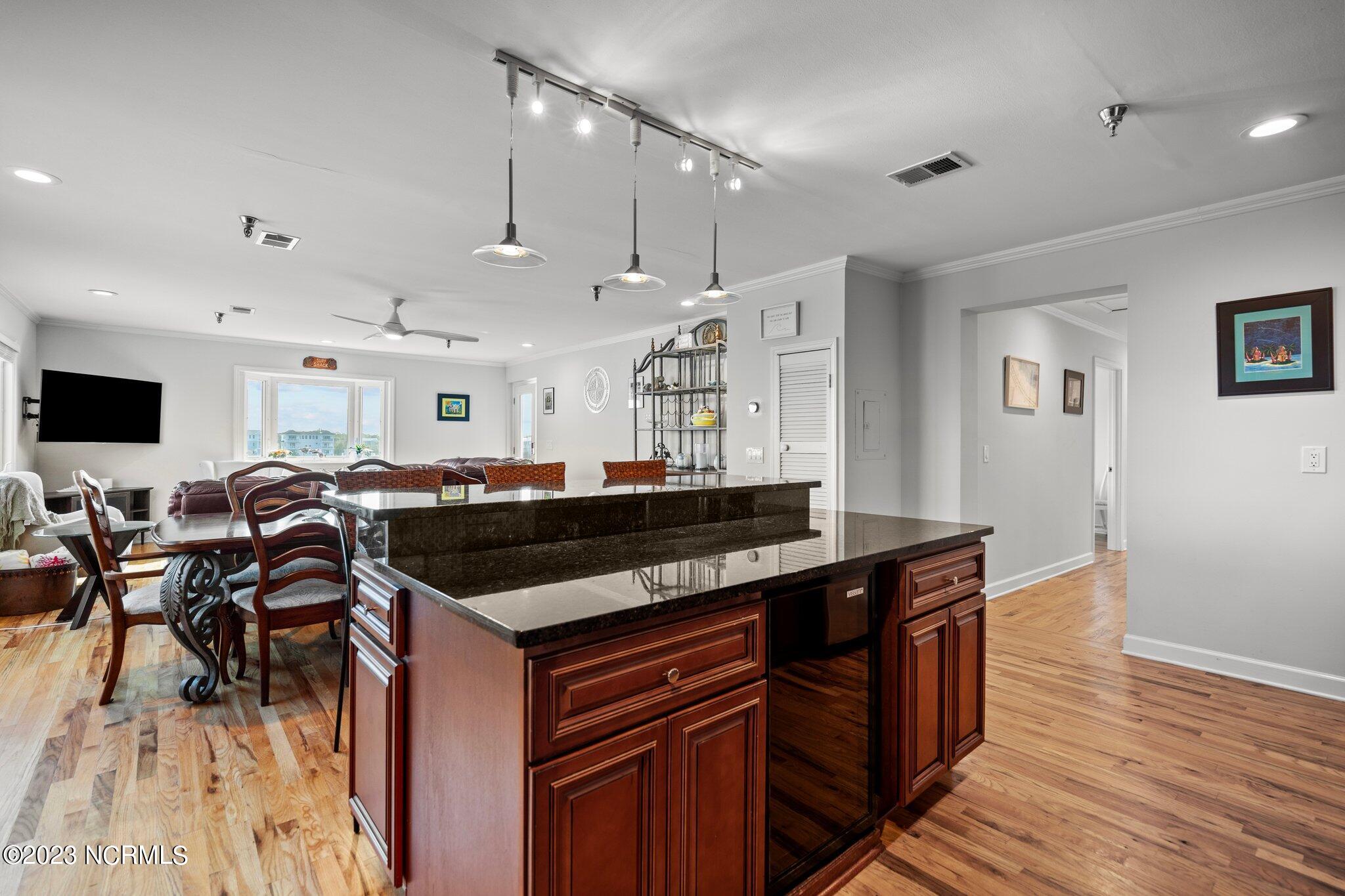 306 S Lake Park Boulevard, Unit 302