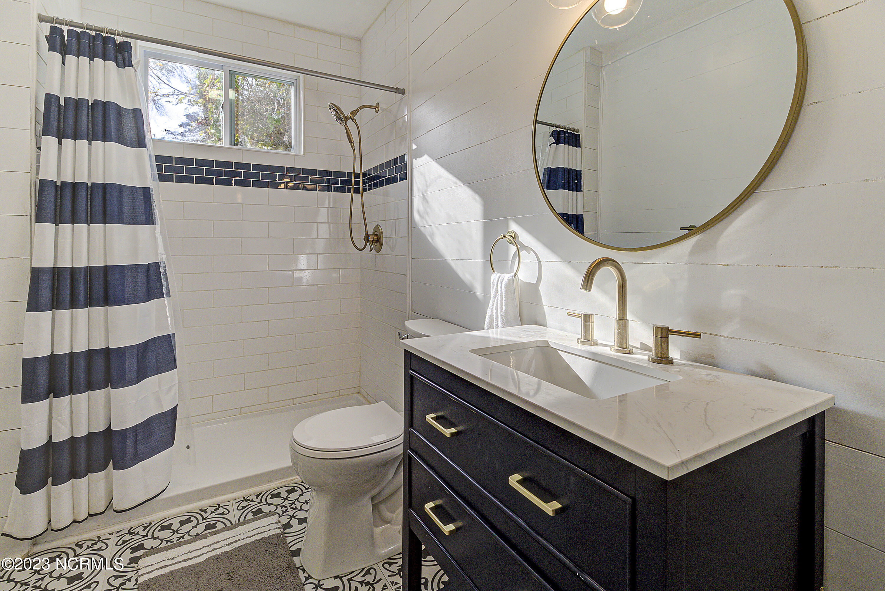 221 Northern Boulevard