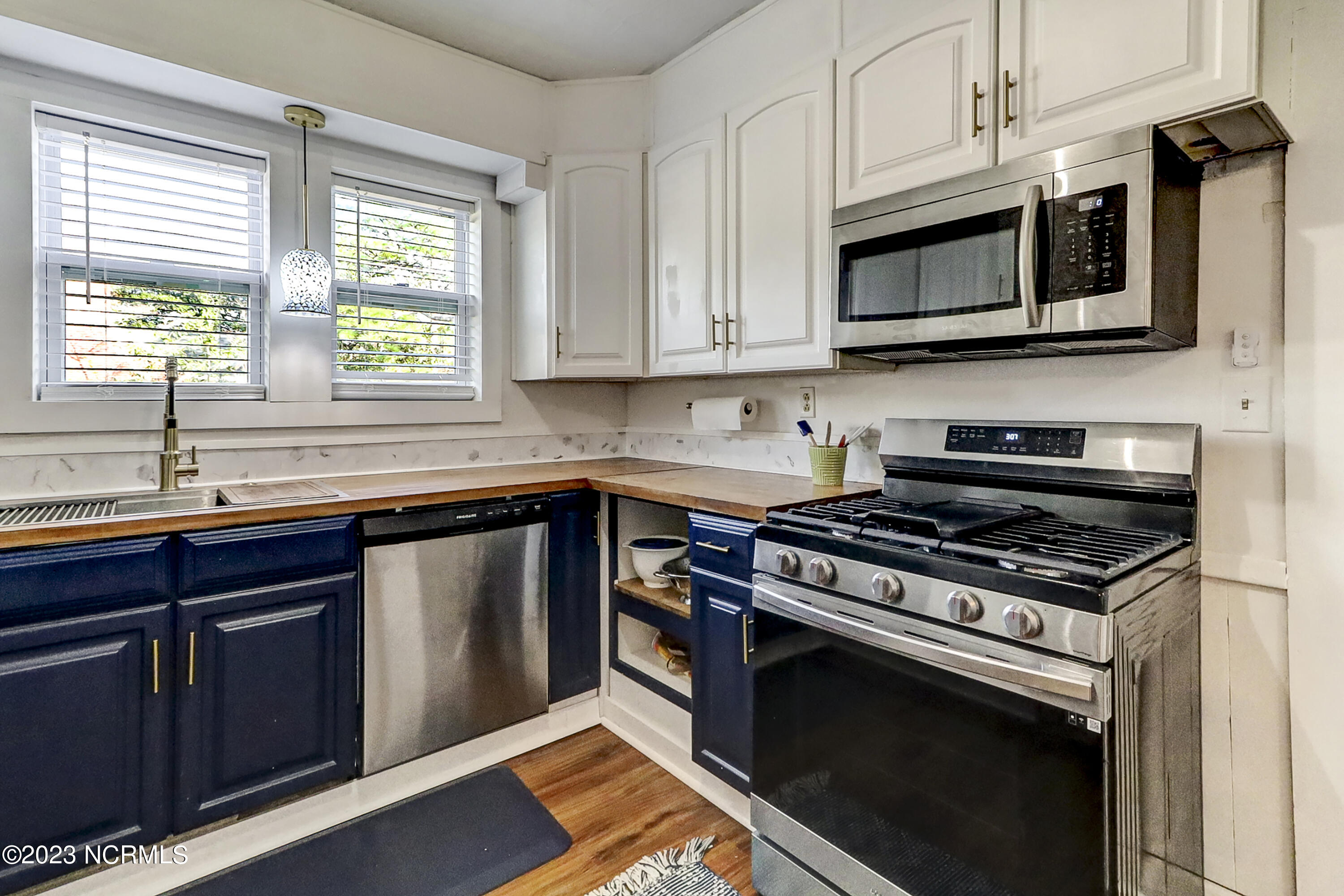 221 Northern Boulevard