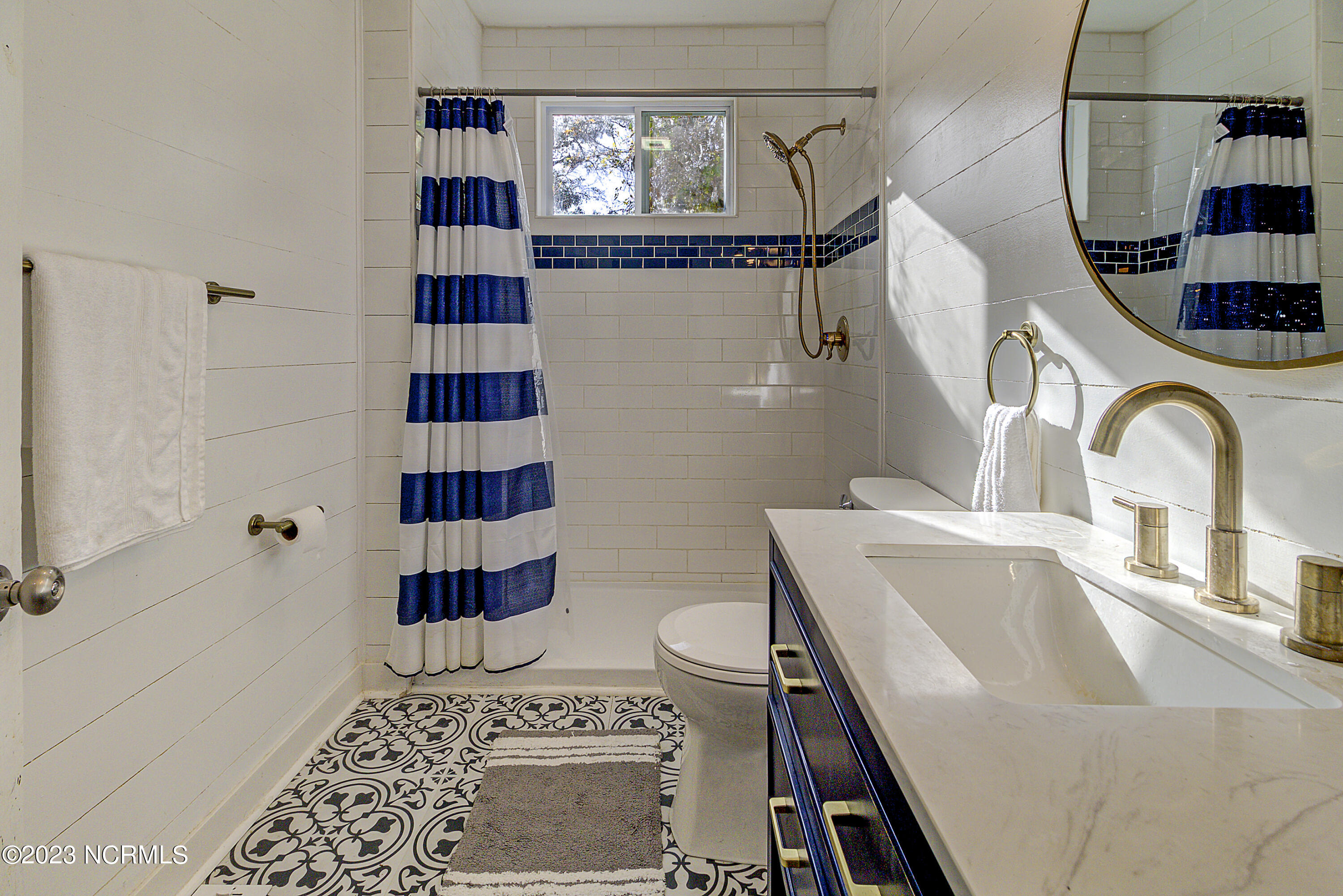 221 Northern Boulevard