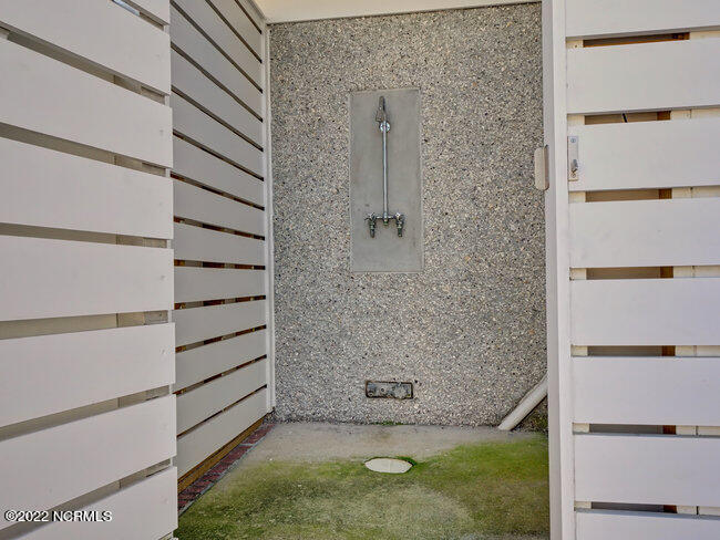 6338 Oleander Drive, 04