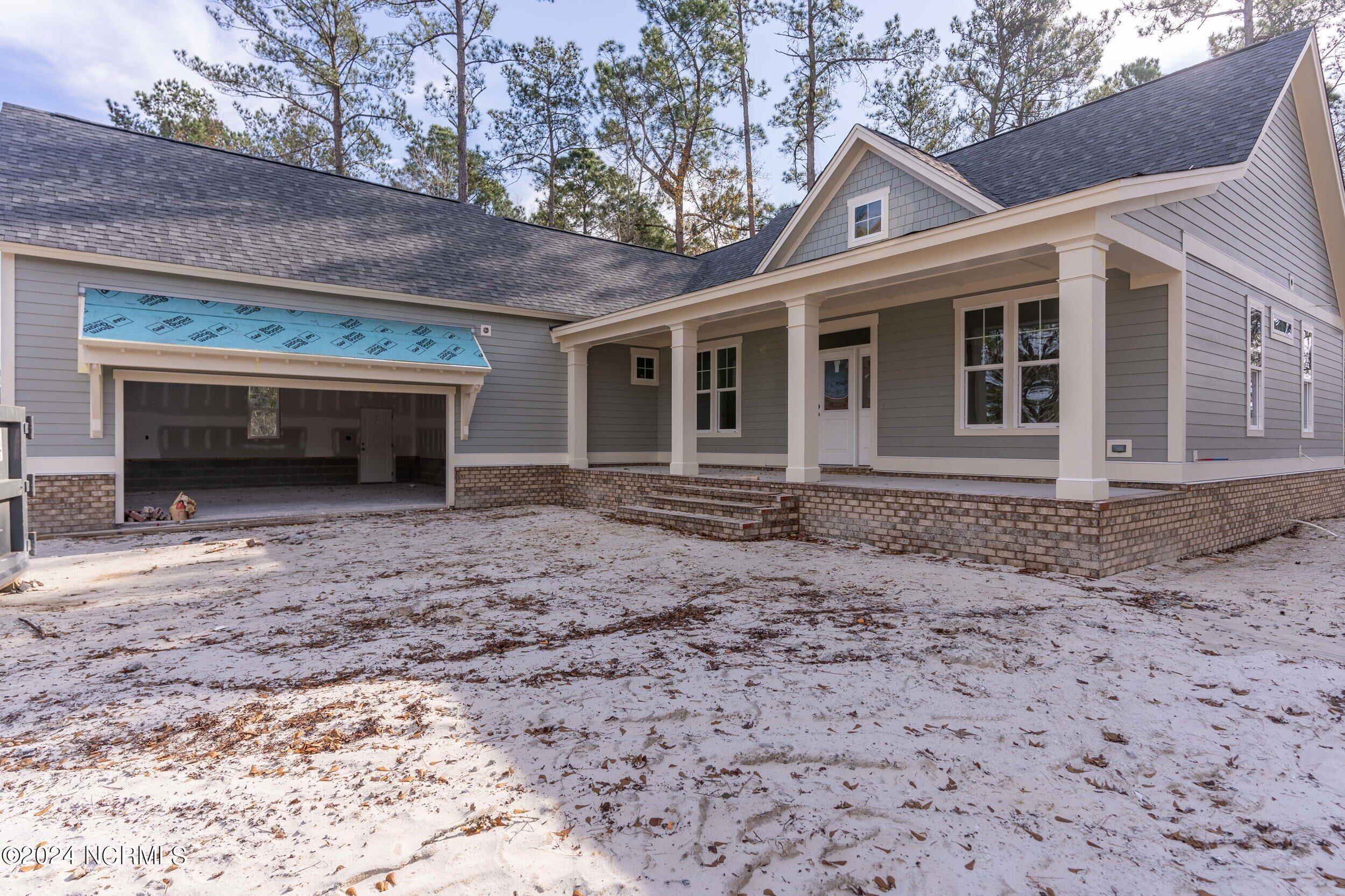 815 Breezewood Drive SE