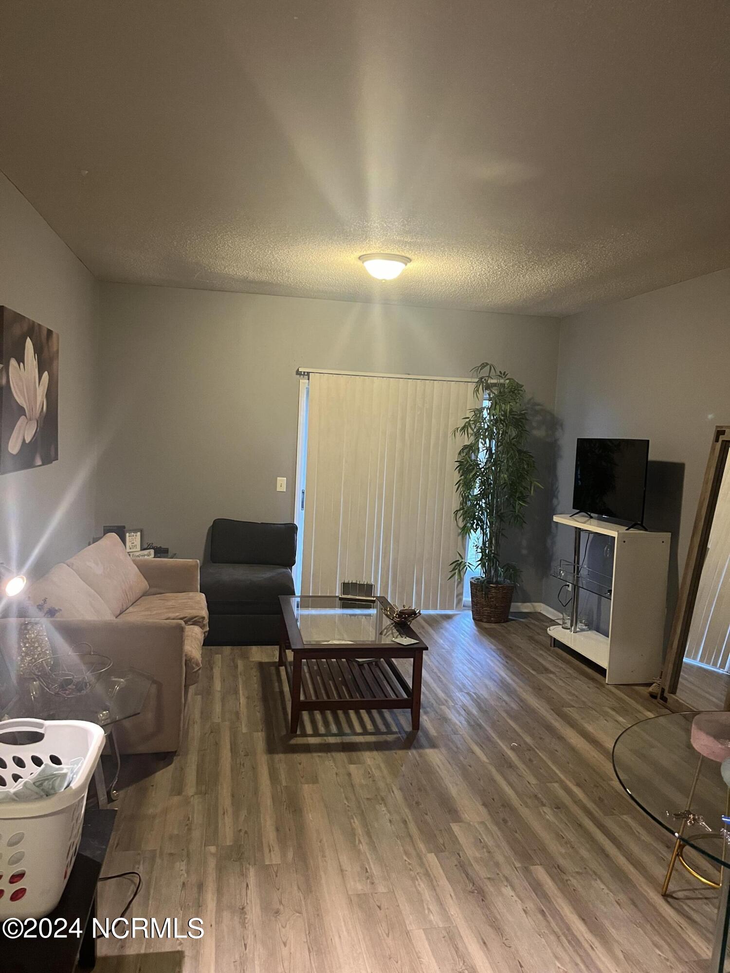 4220 Wilshire Boulevard, 102