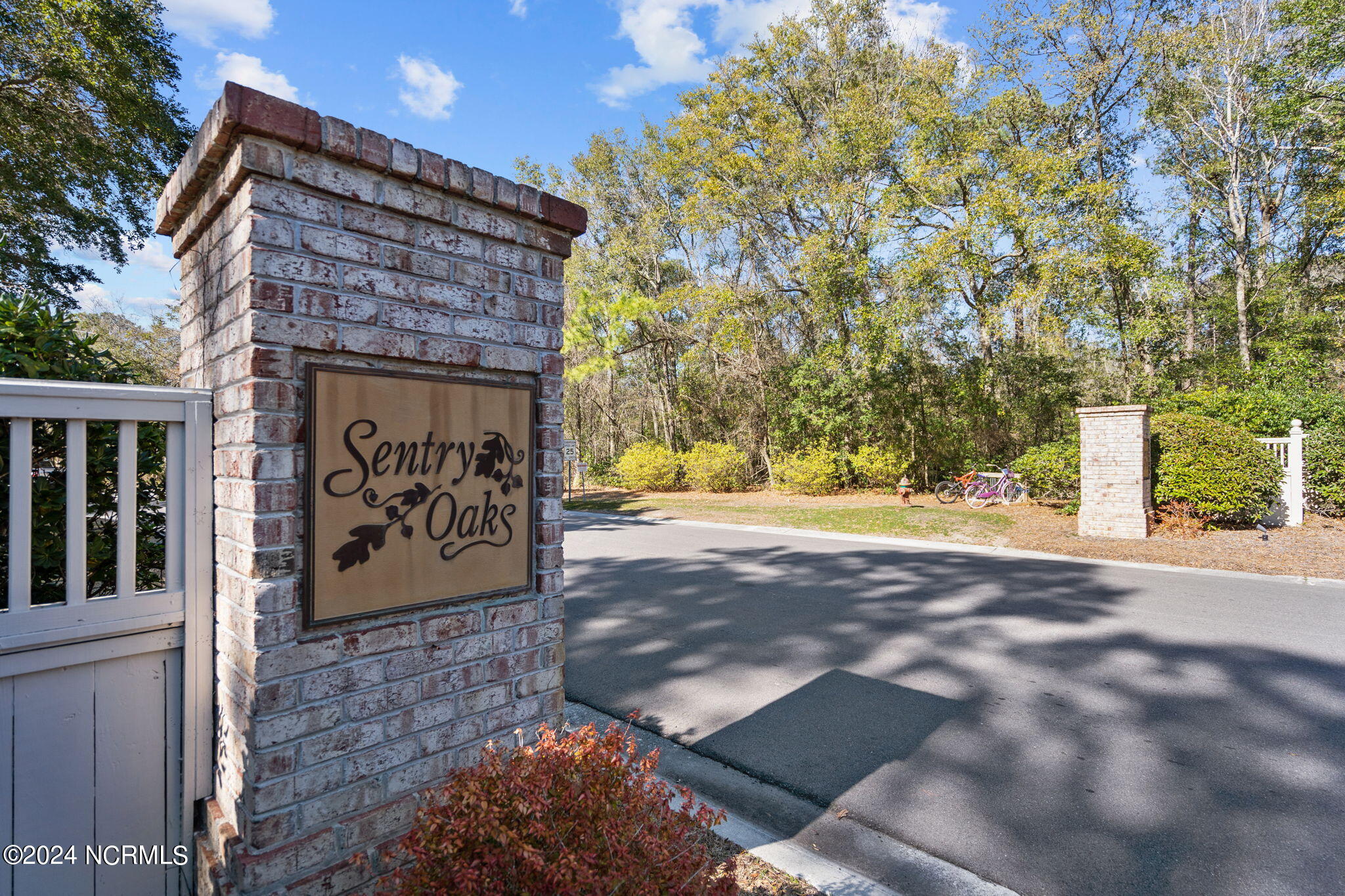 6113 Sentry Oaks Drive