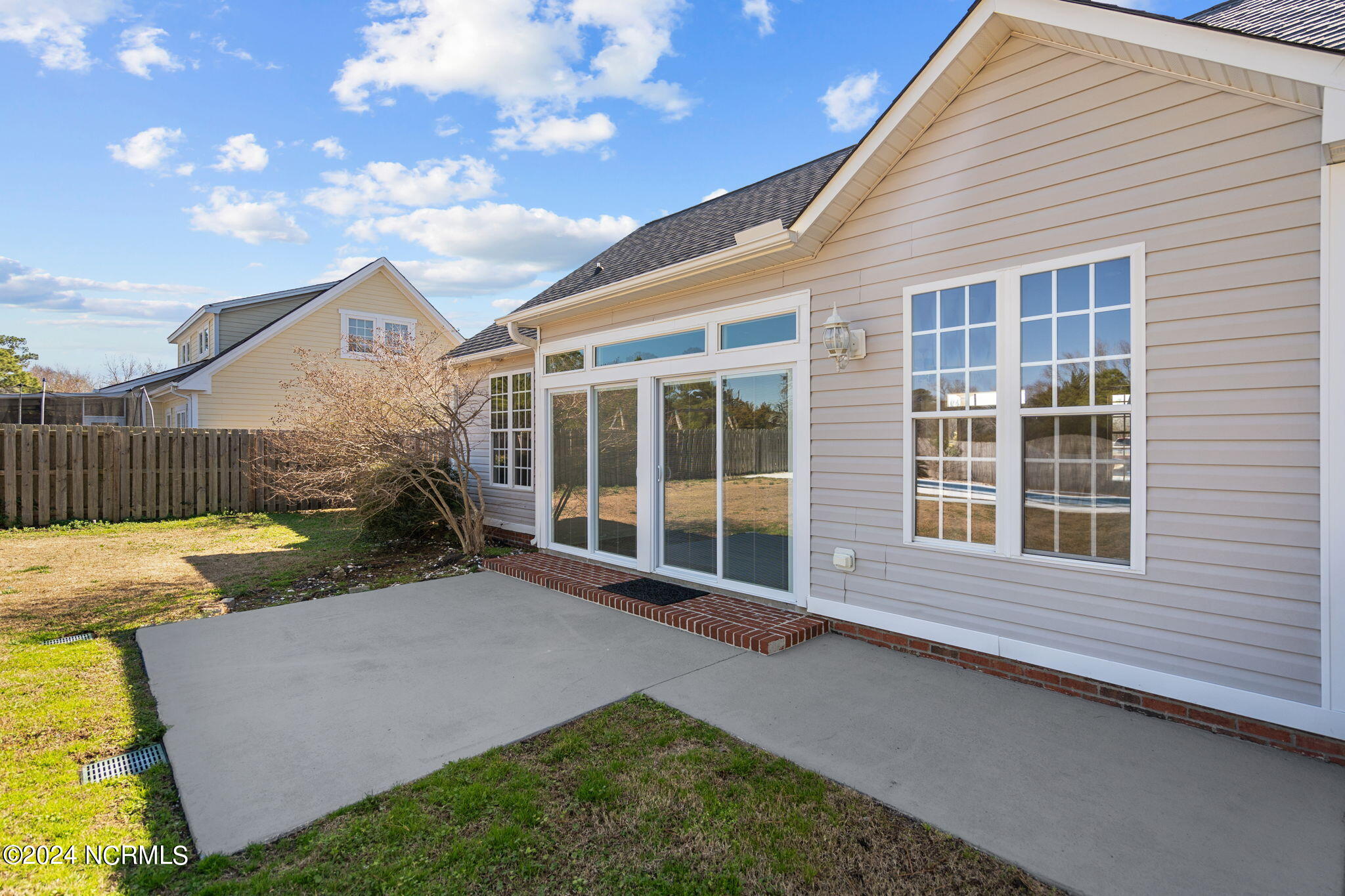 6113 Sentry Oaks Drive