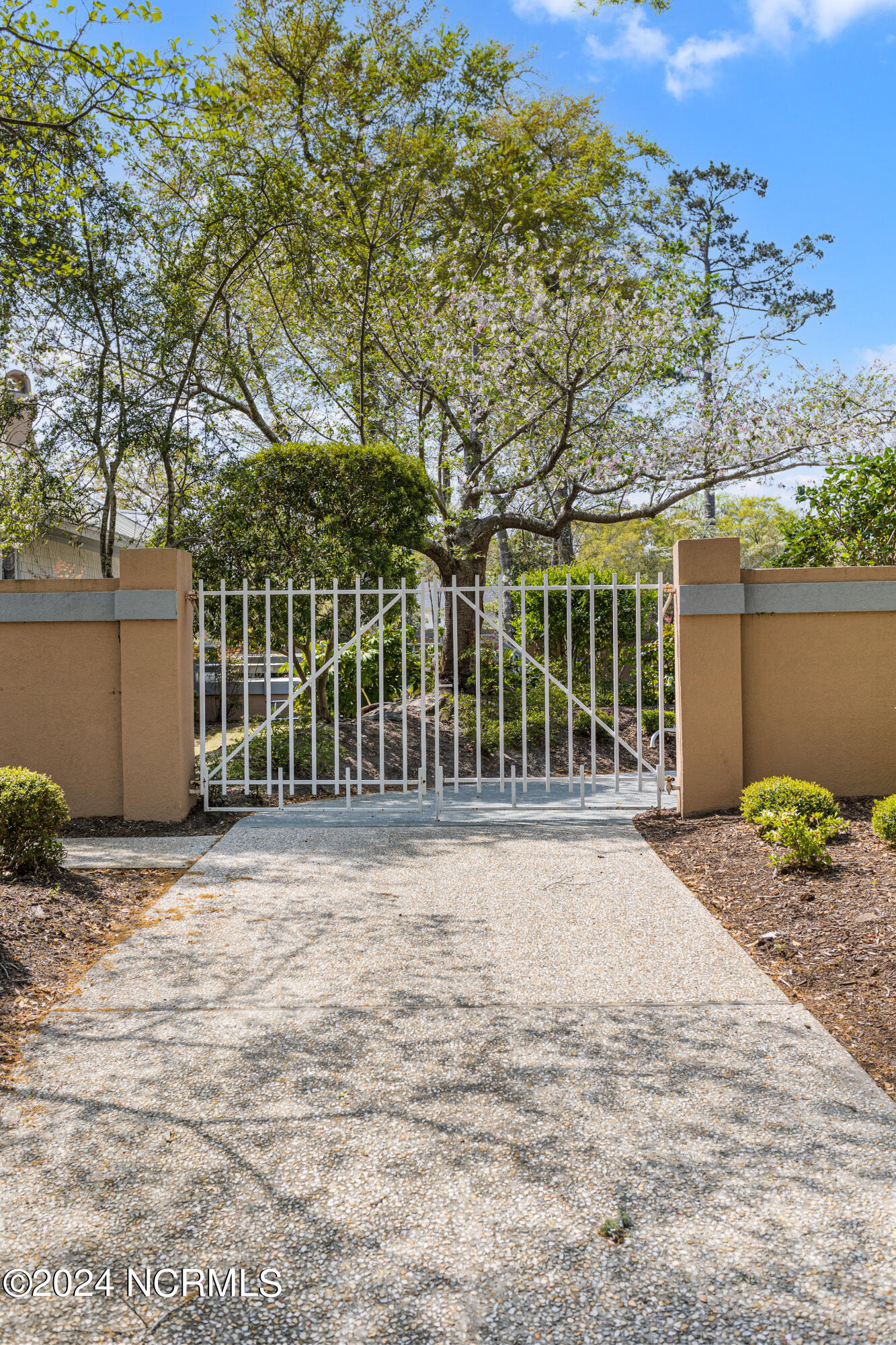 1913 Lunar Lane