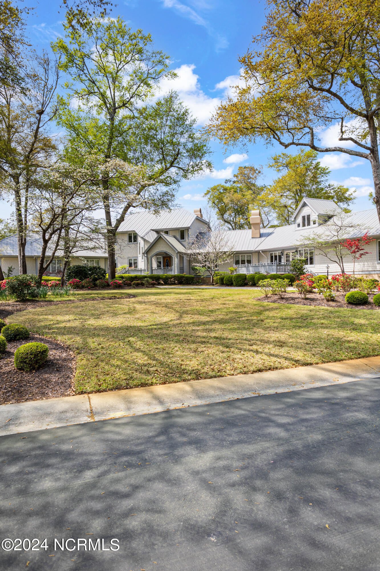 1913 Lunar Lane