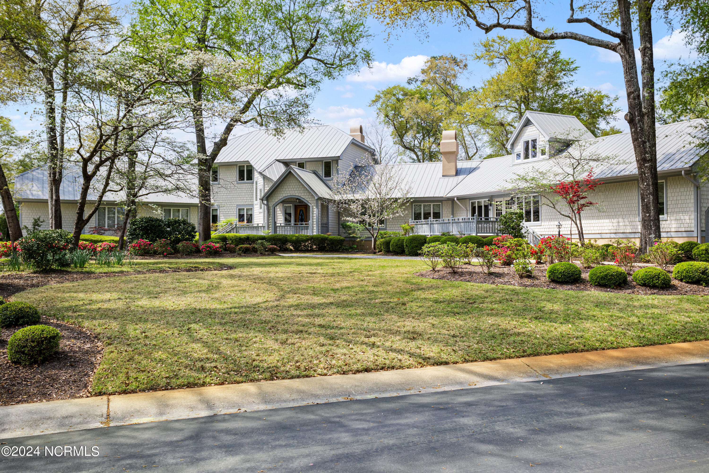1913 Lunar Lane