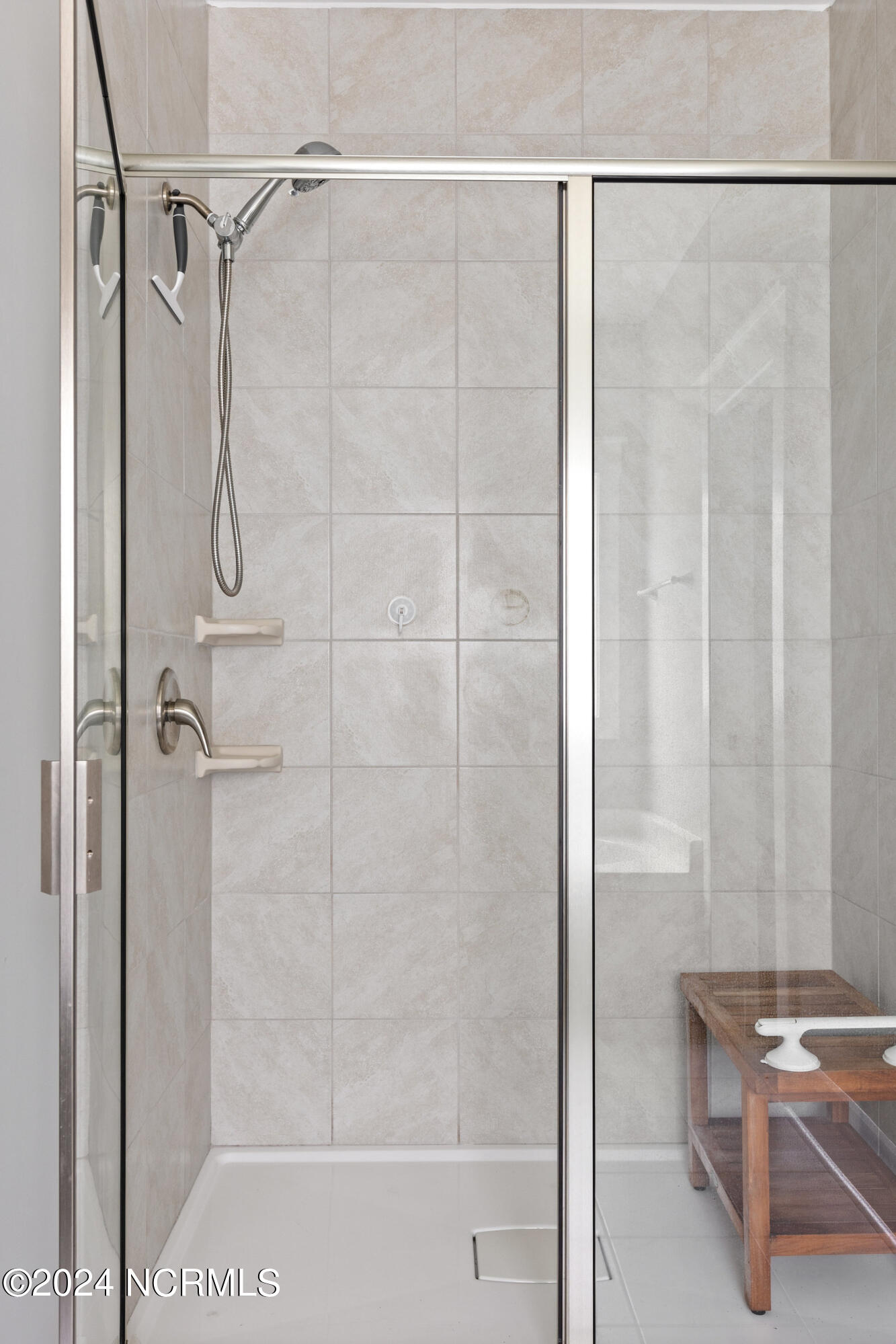 2245 Lakeside Circle