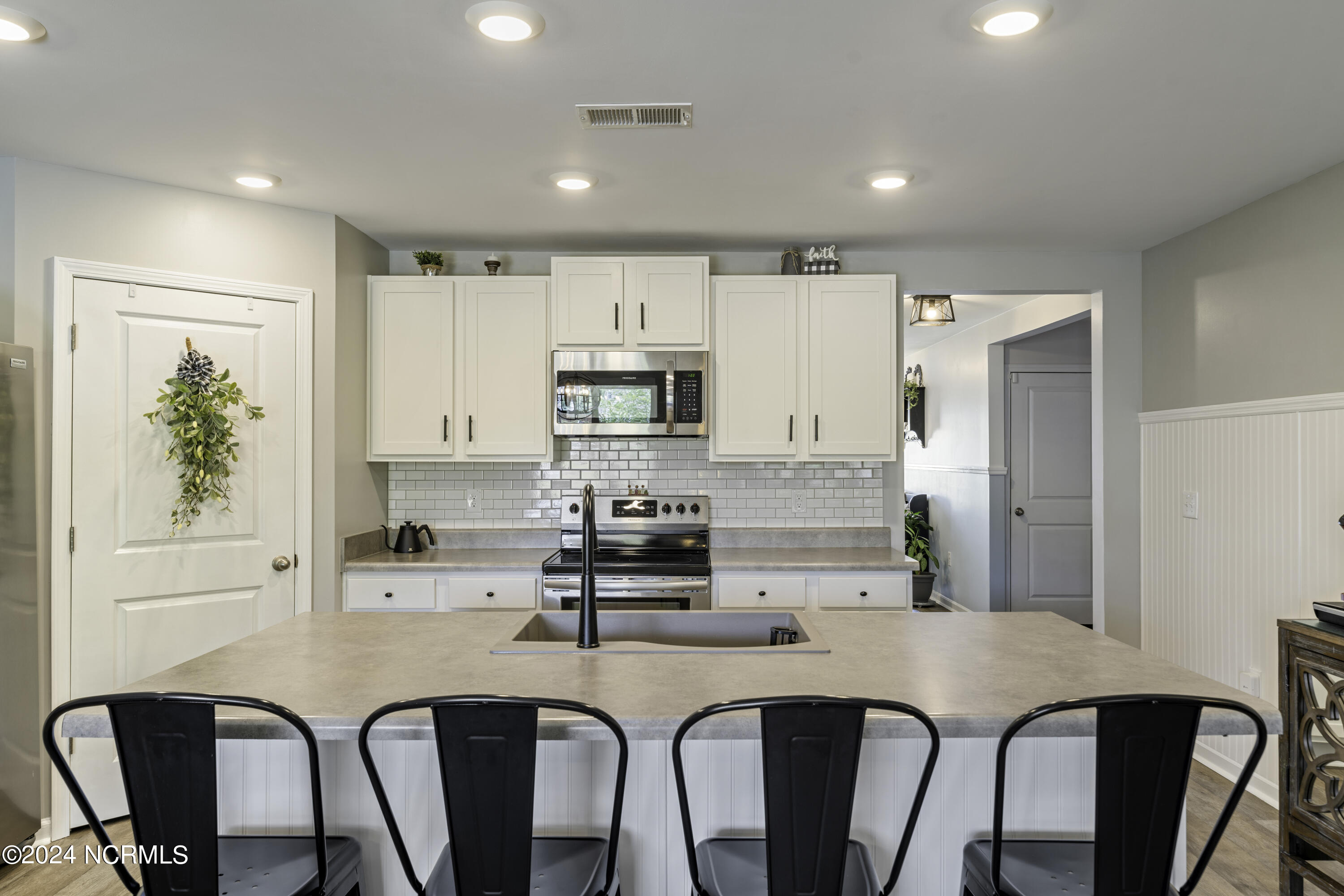 8102 Thatcher Lane NE