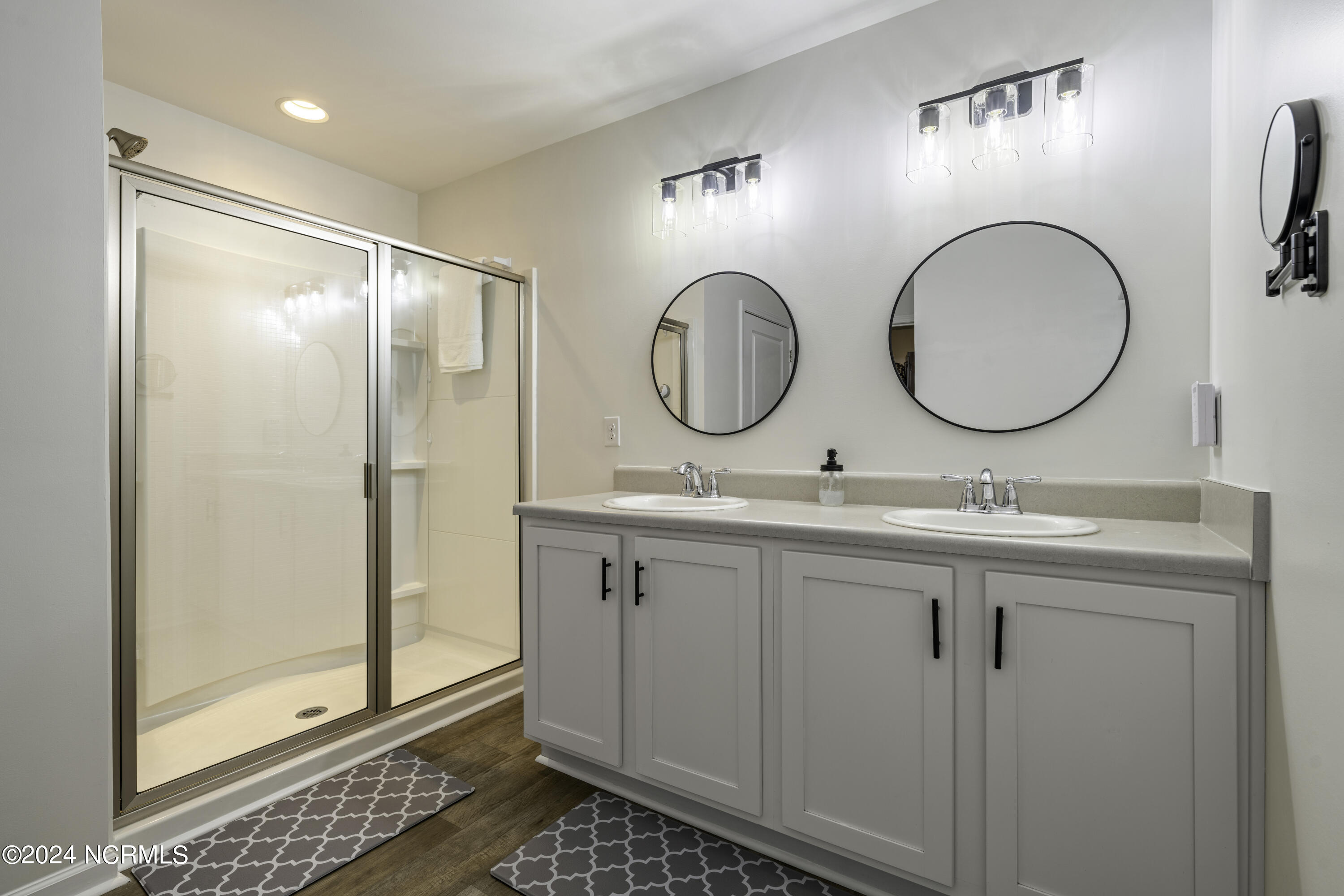 8102 Thatcher Lane NE