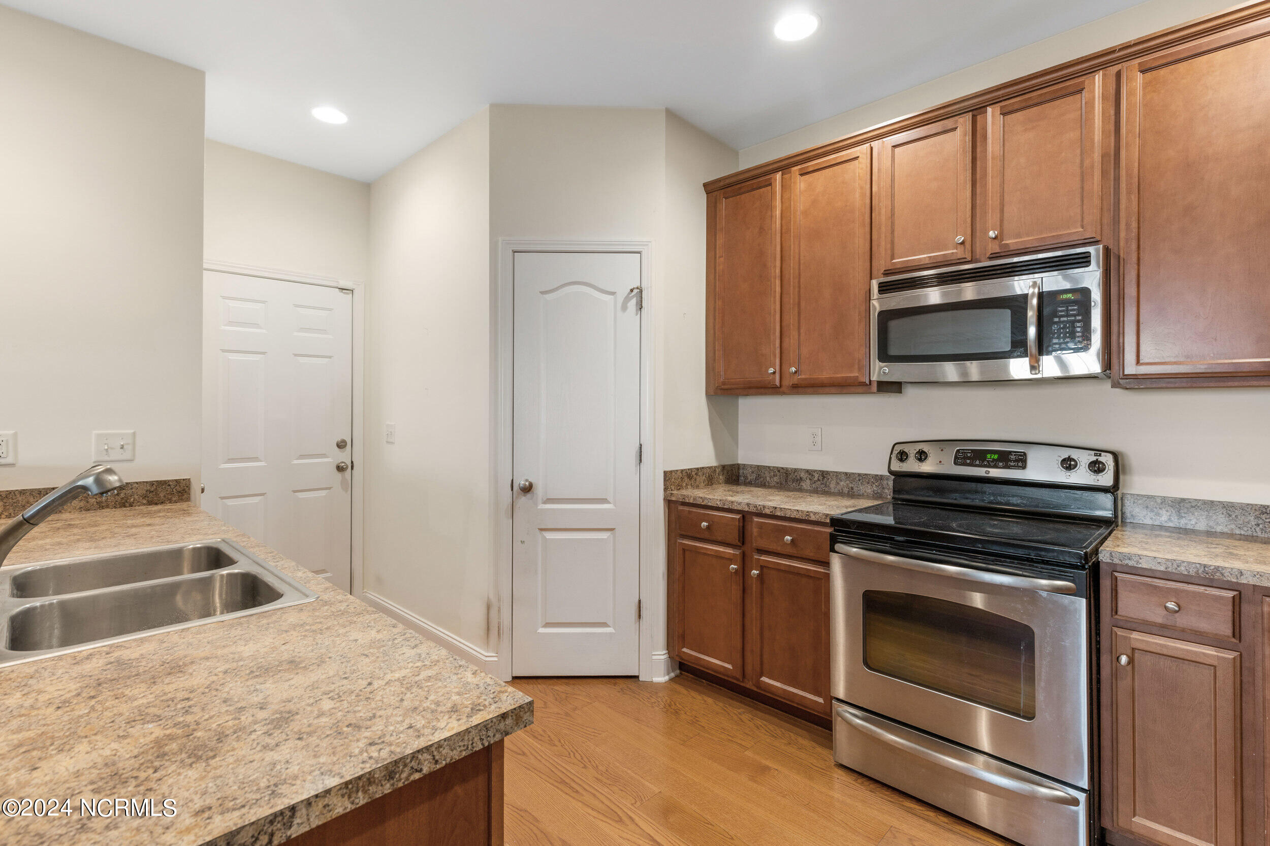 1504 Stones Edge Loop