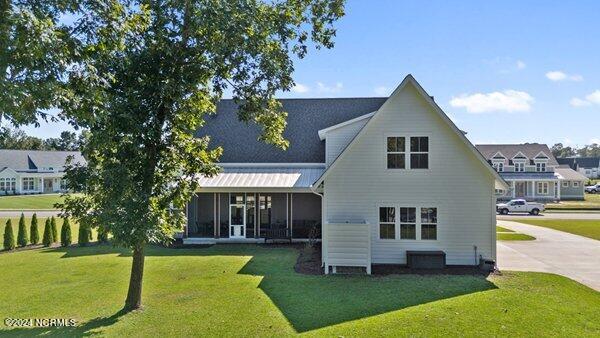 122 W Colonnade Drive