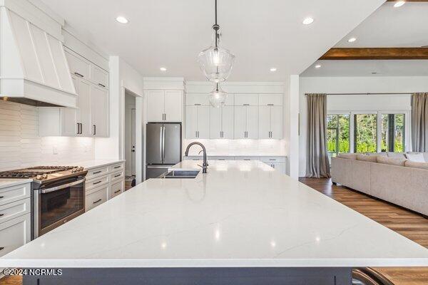 122 W Colonnade Drive