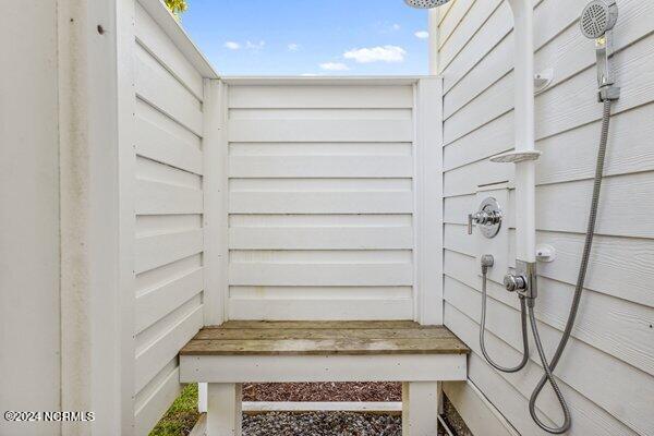 122 W Colonnade Drive