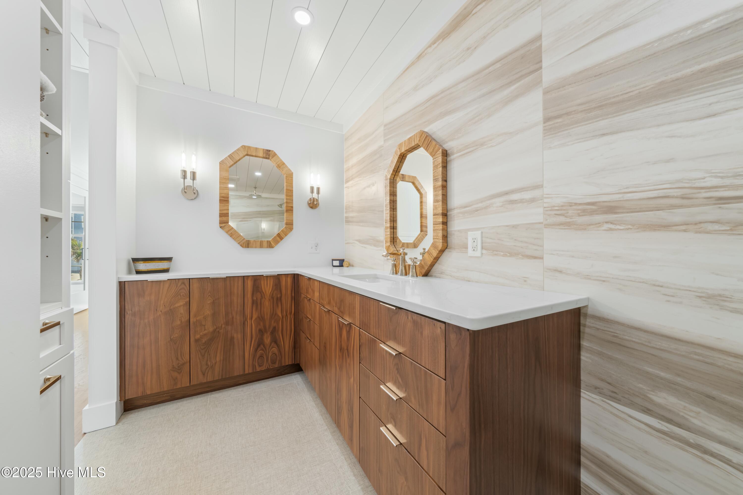 1016 Fort Fisher Boulevard S