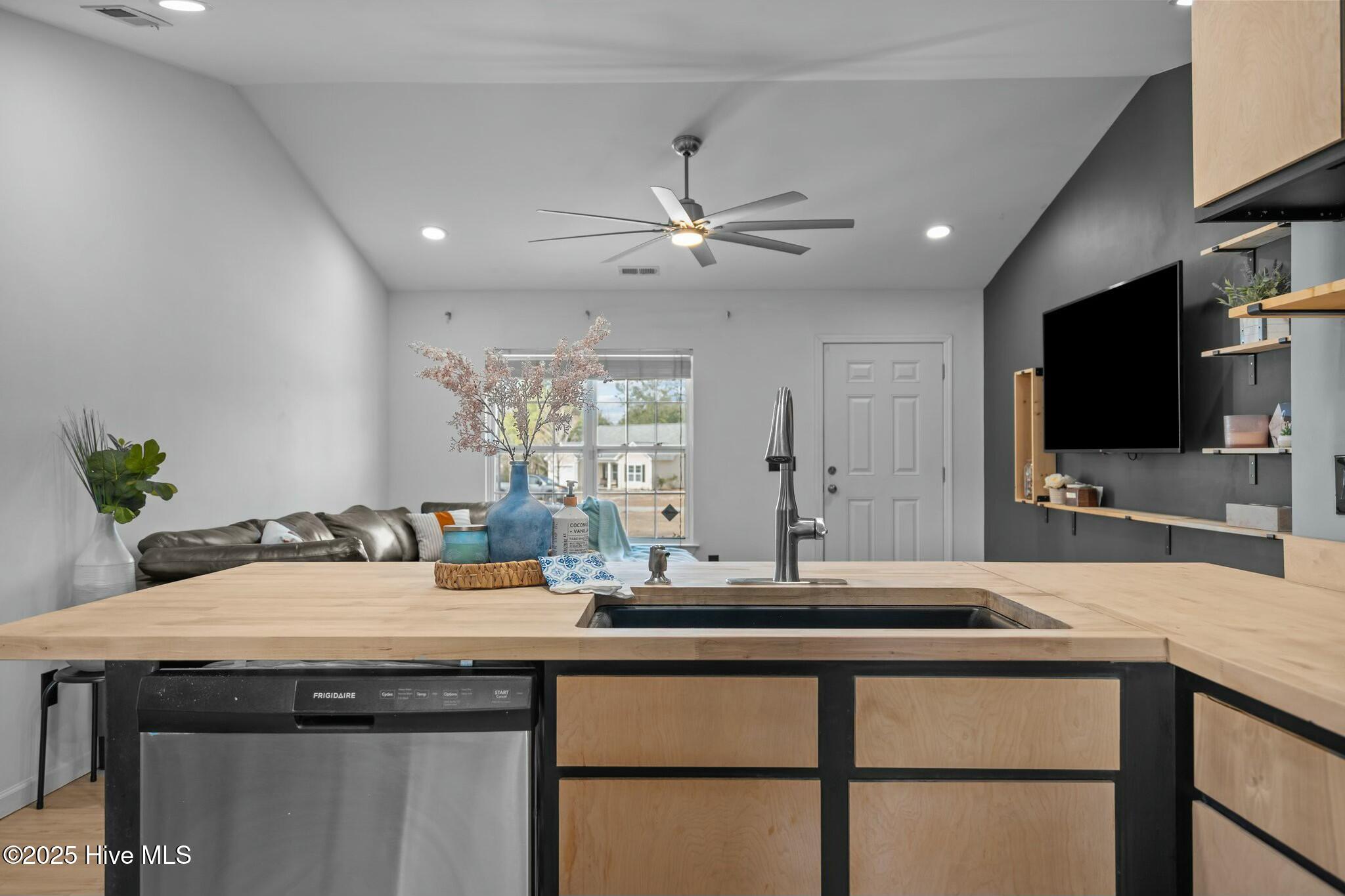 8614 Heirloom Drive NE