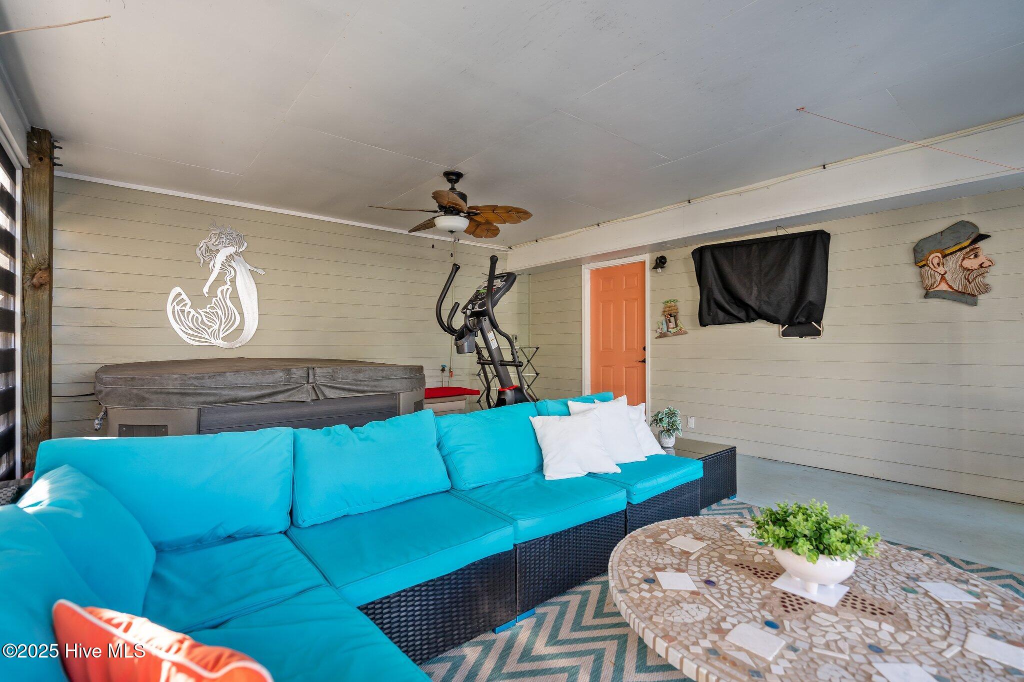 927 Coast Walk Lane